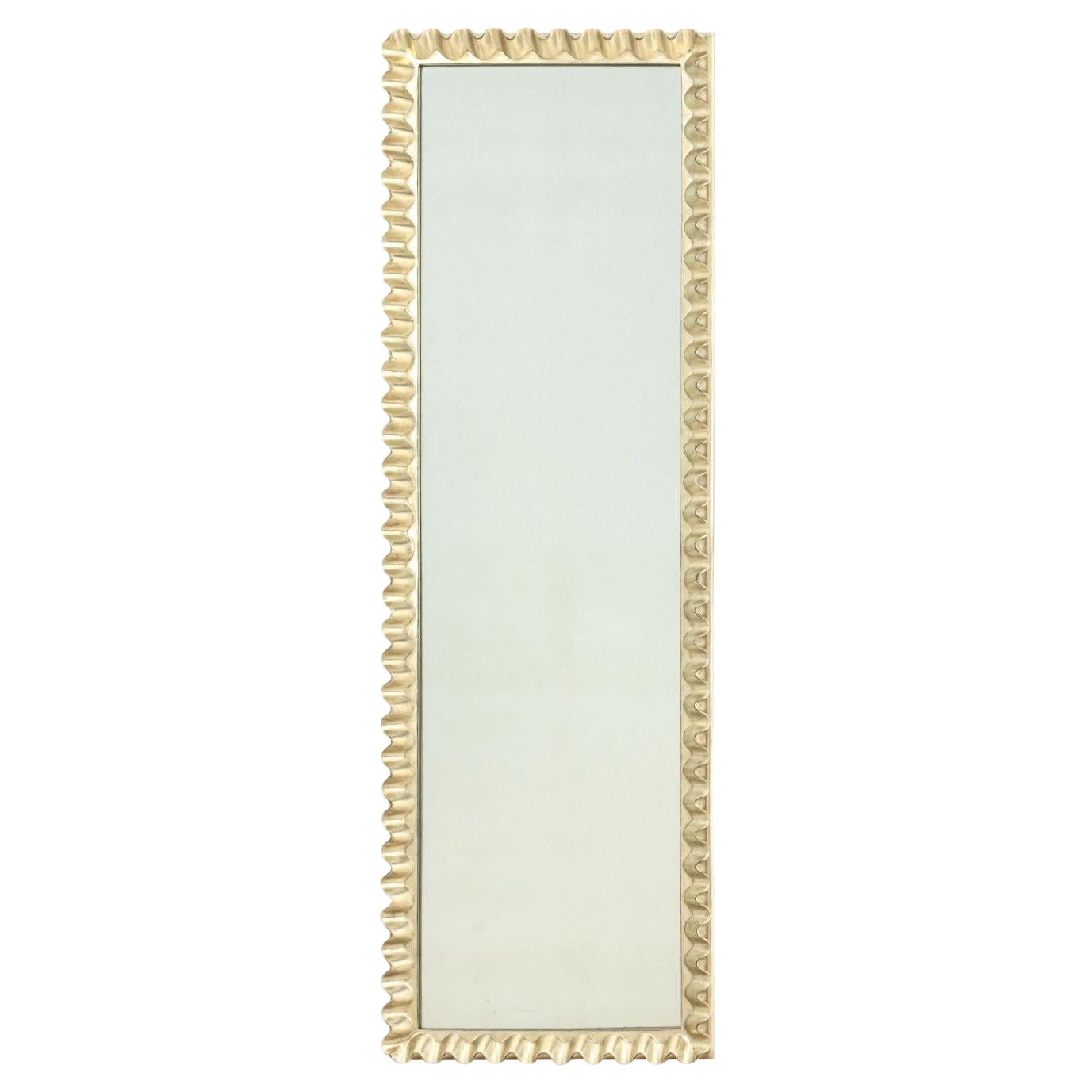 Specchio a figura intera in legno argentato con bordo increspato in vendita