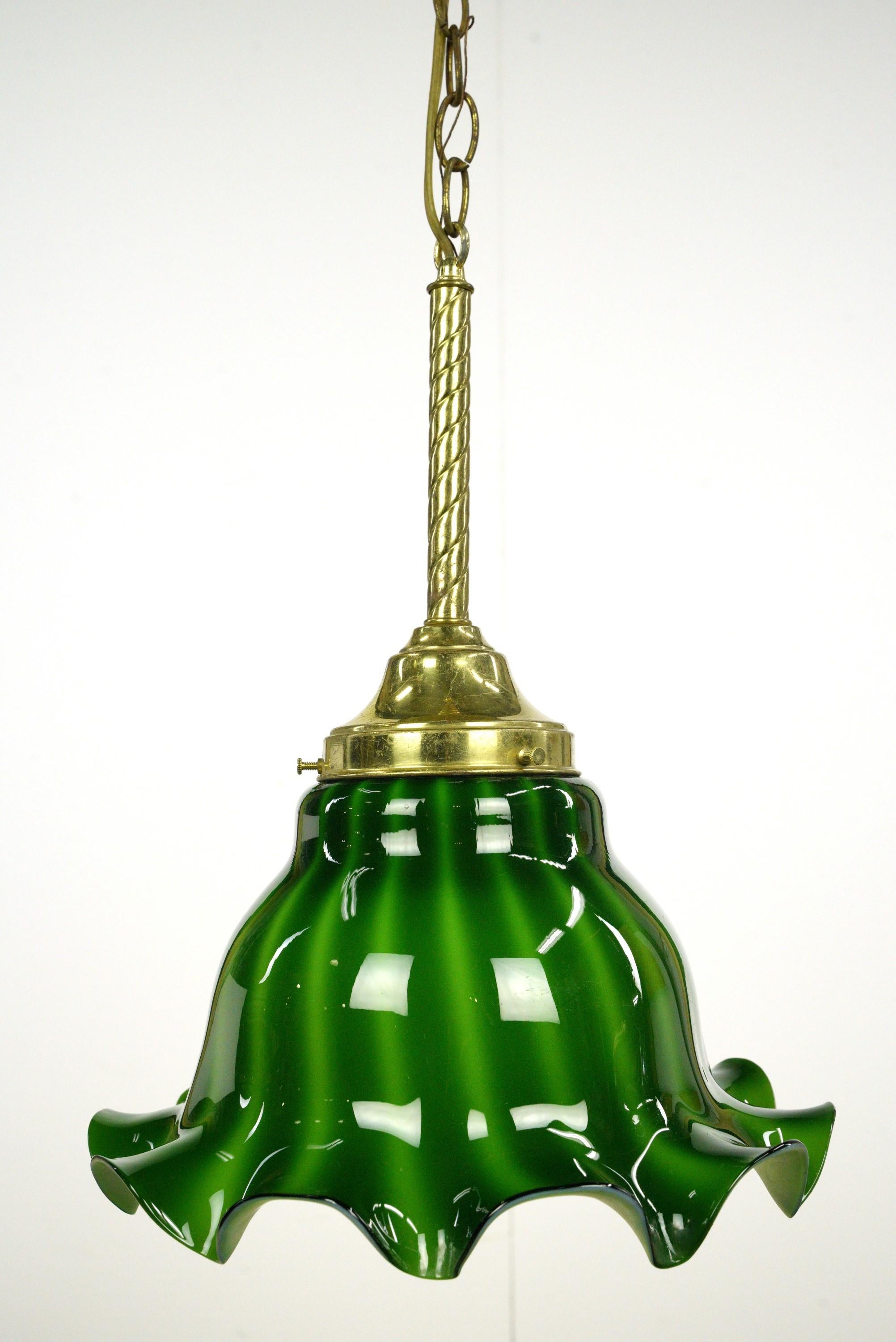 Ruffled Green Glass Shade Brass Chain Pendant Light In Good Condition For Sale In New York, NY