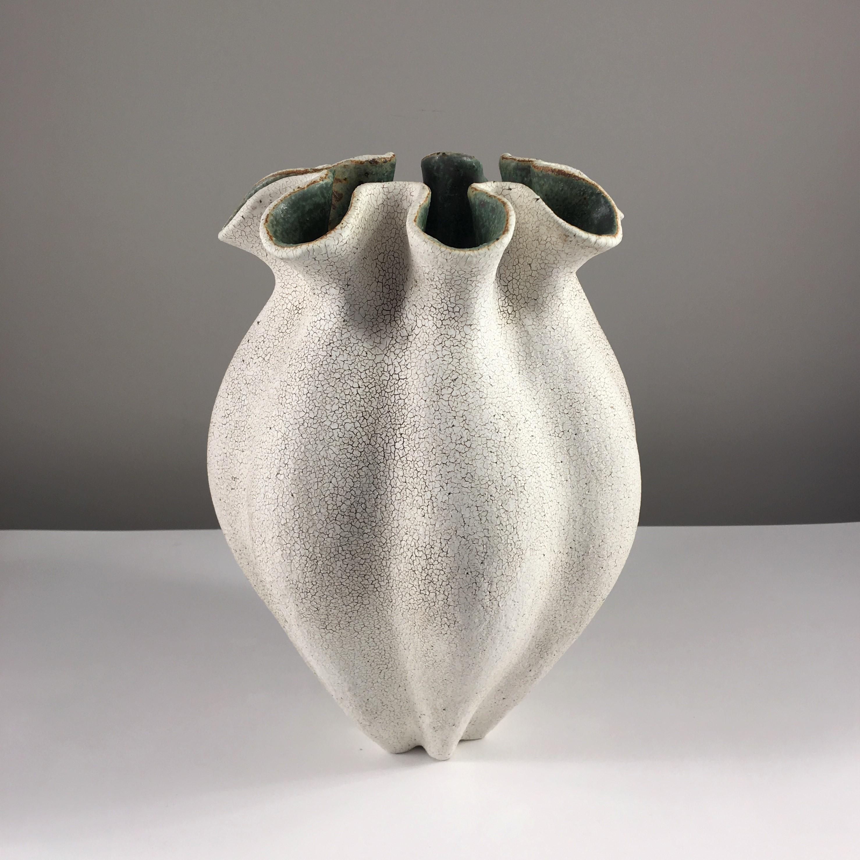 Vase en céramique à col roulé de Yumiko Kuga.  Mesures : L 7,5 po x H 11,5 po x P 5 po

Née au Japon, Yumiko Kuga est potière depuis près de 30 ans. Sa passion pour la création d'objets artisanaux à la main est née dès l'enfance. Ayant une formation