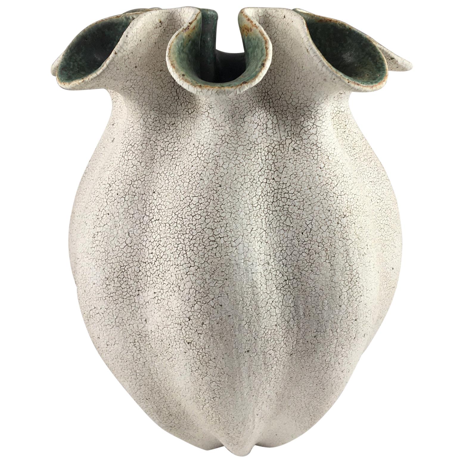 Vase mit gerafftem Hals von Yumiko Kuga