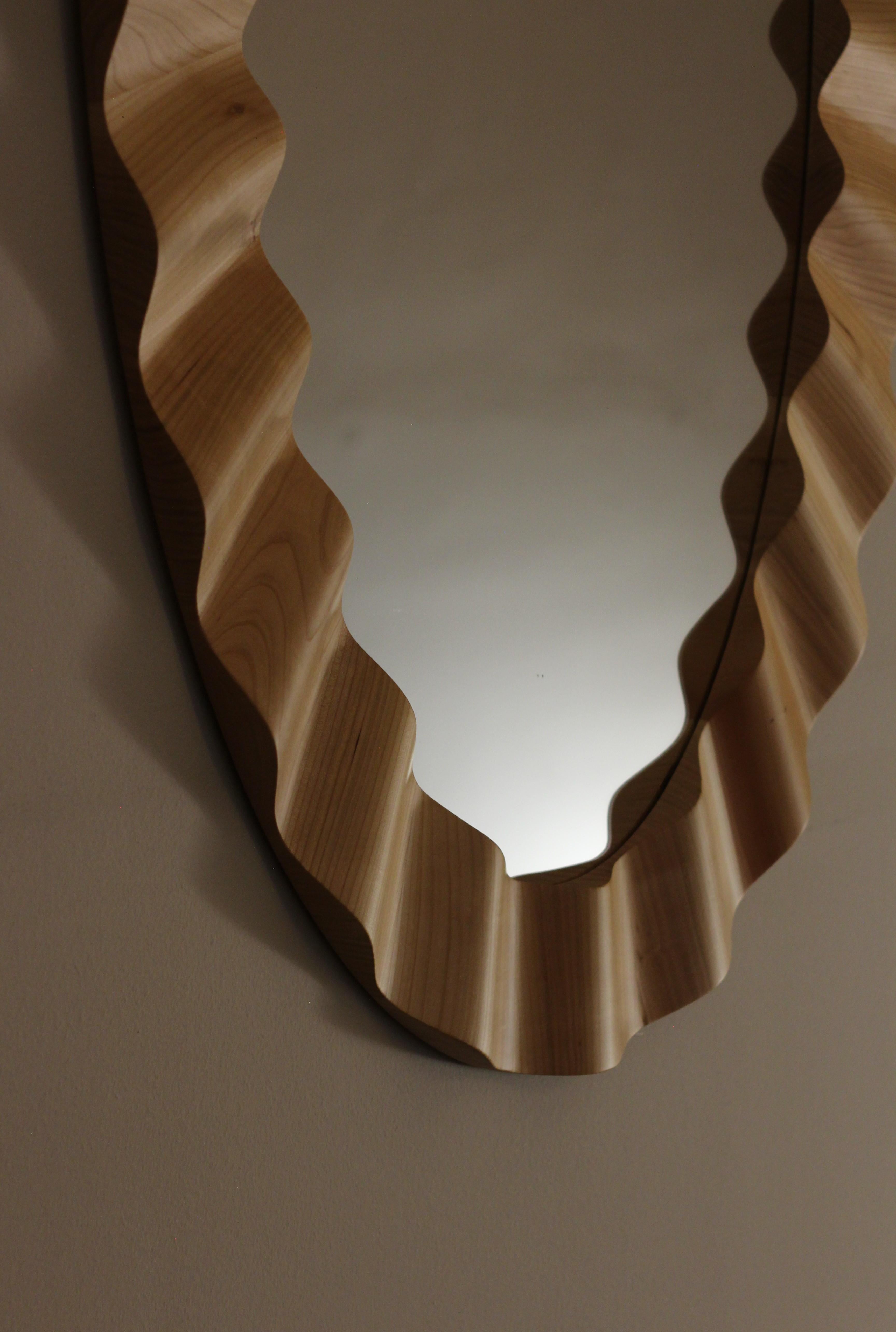 Ruffles Cherry Wood Mirror by Studio TOOJ In condizioni Nuovo in vendita a Geneve, CH