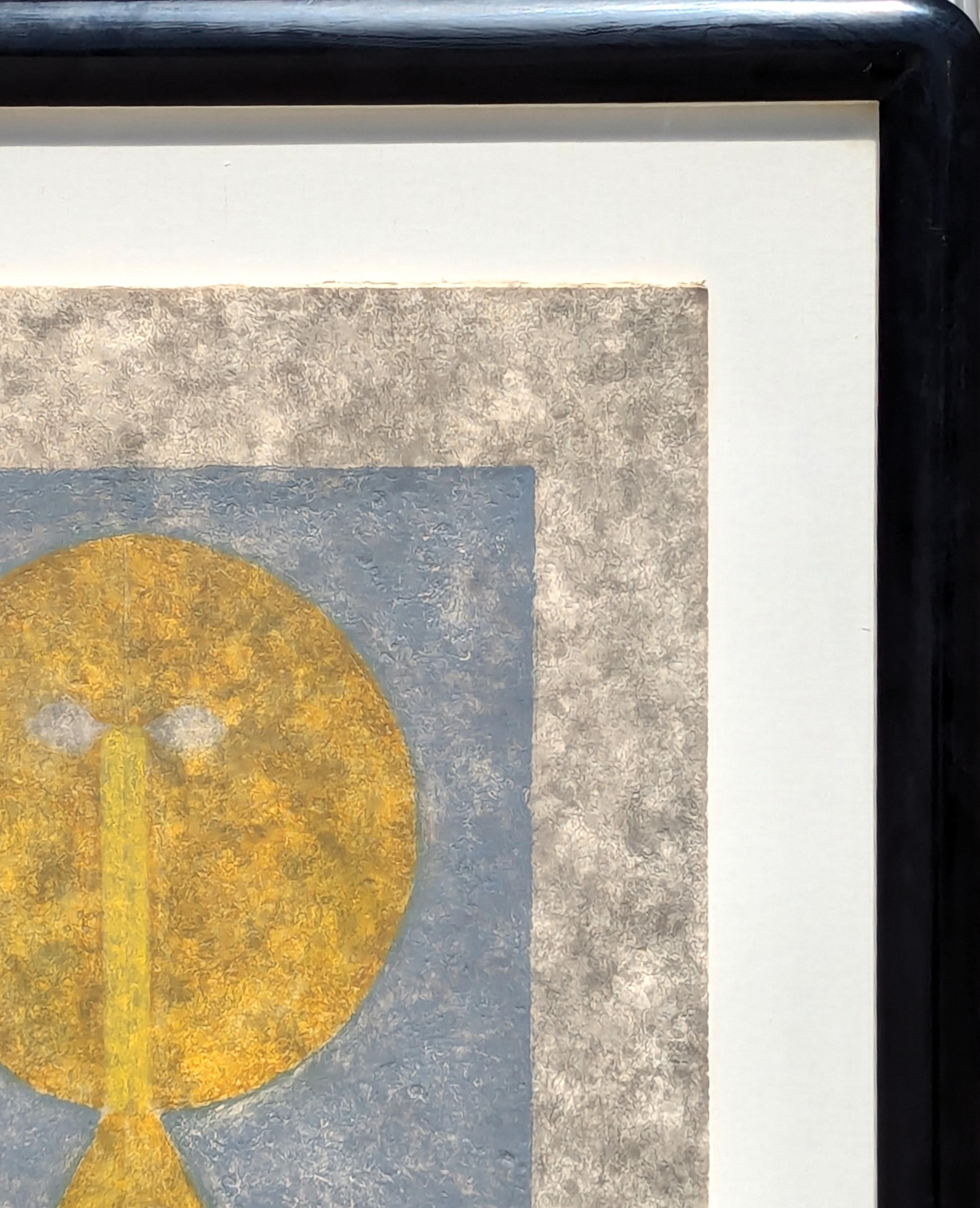 Grabado figurativo moderno abstracto en tonos tierra del artista mexicano Rufino Tamayo. La obra presenta un retrato simplificado de una figura centrada en una ventana sobre un fondo de tonos grises. La obra está firmada y editada en el margen