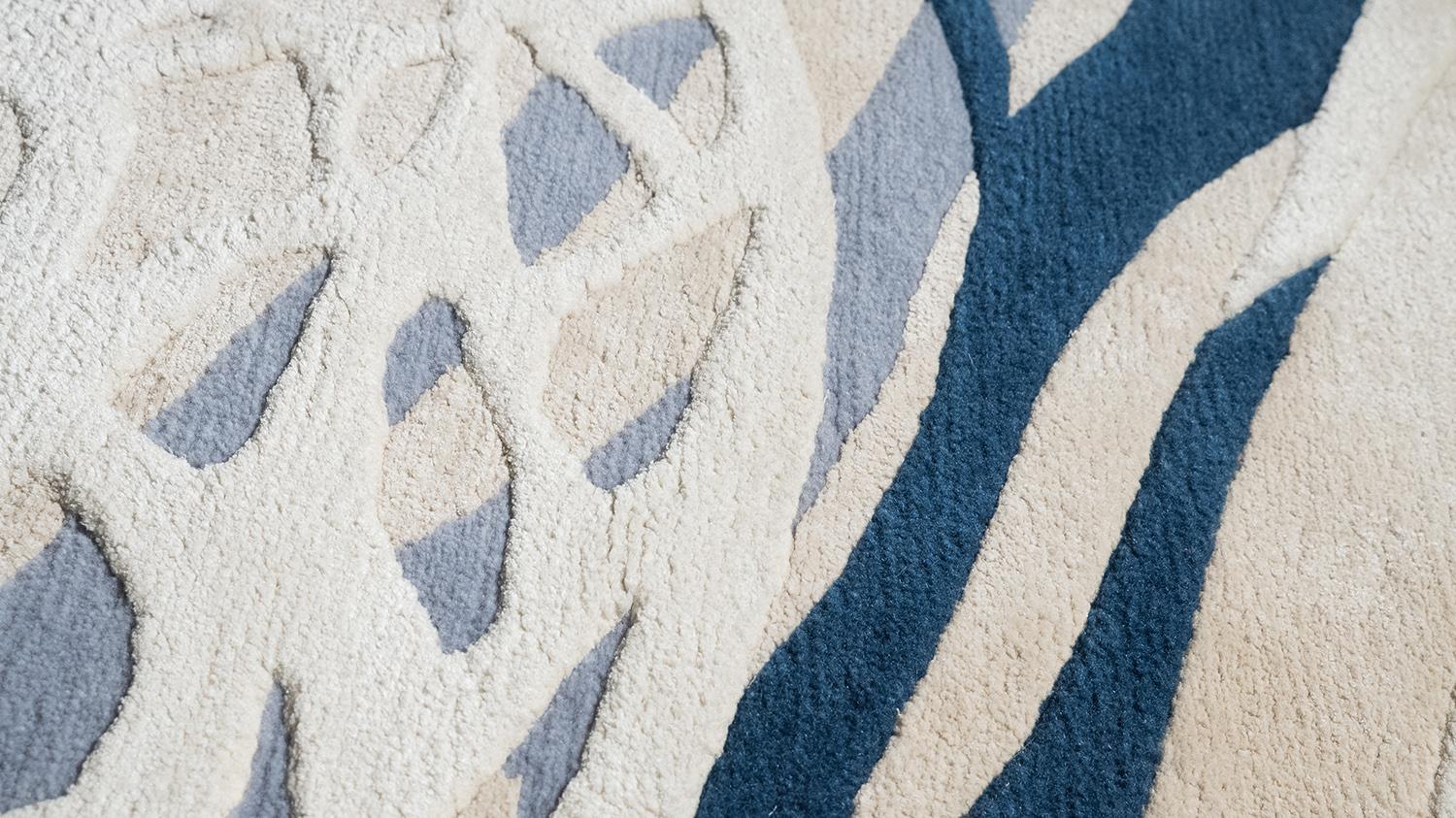Hand-Knotted Rug Abstract Floral pattern Hand Knotted Blue White Contemporary Midsummer For Sale