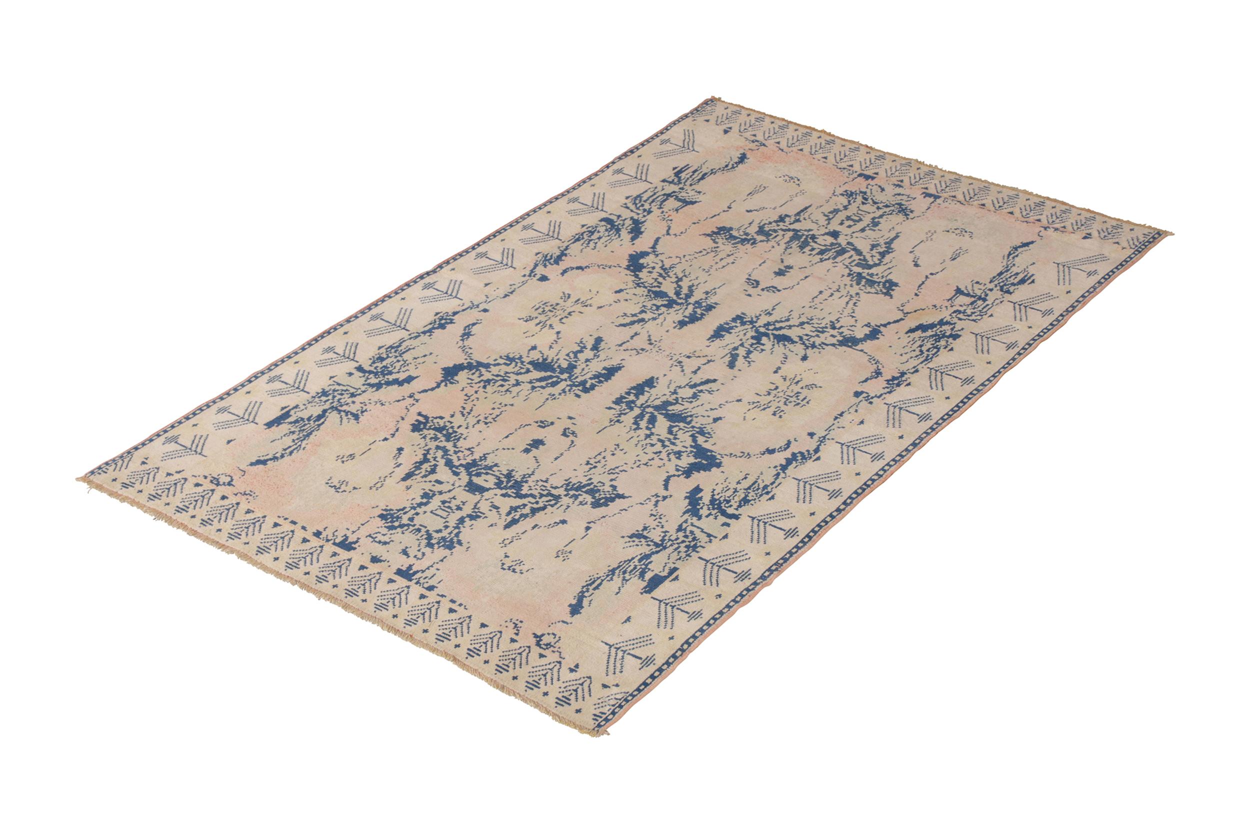 Noué à la main en coton originaire d'Inde vers 1910-1920, ce tapis ancien de 4 x 7 évoque un design Agra dans un motif floral distingué, bénéficiant de couleurs bleues et crème en bon état.