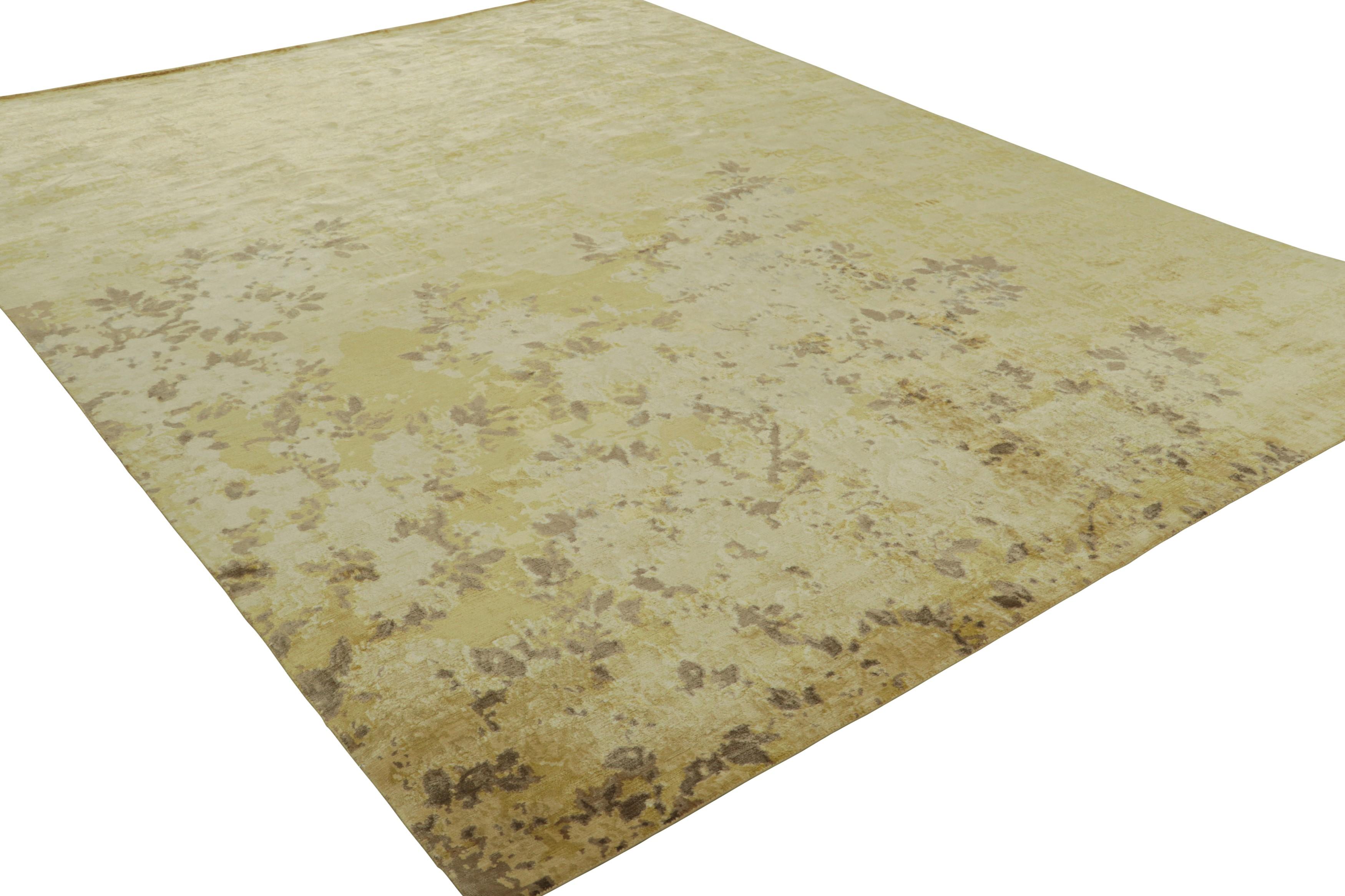Alfombra contemporánea dorada con motivos florales 
