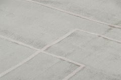 Diseño de alfombra personalizado de Rug & Kilim en gris con dibujo geométrico blanco