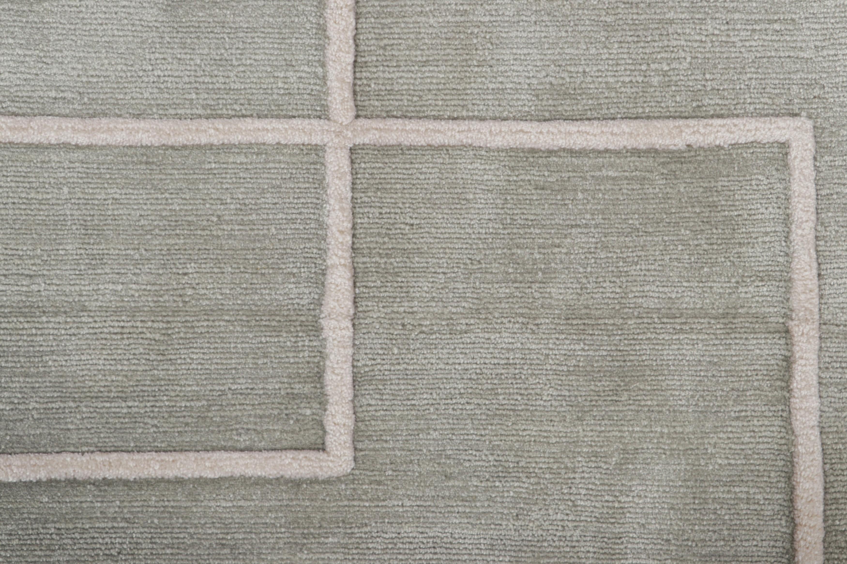 Moderno Tappeto personalizzato Rug & Kilim in grigio con motivo geometrico bianco in vendita