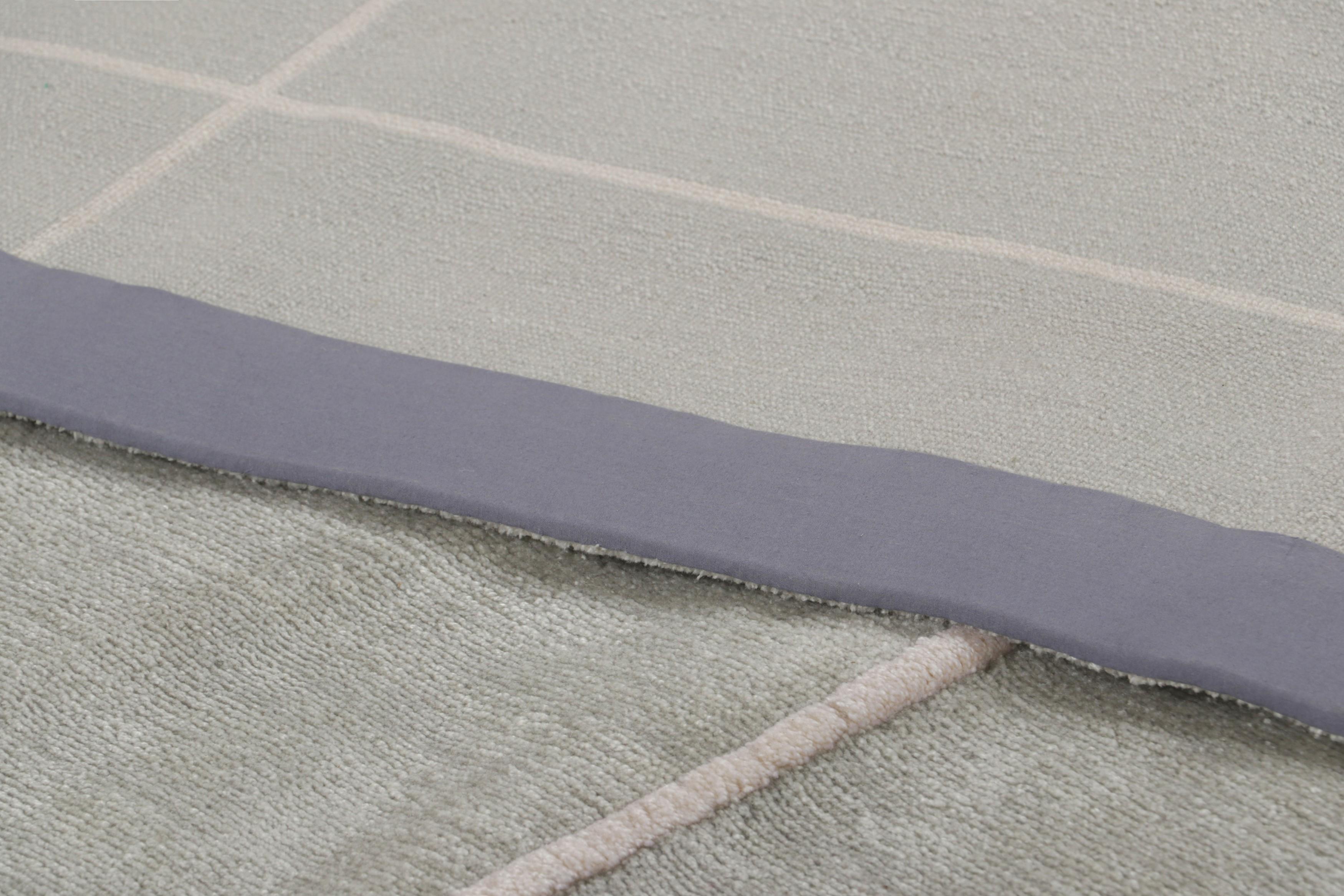 XXI secolo e contemporaneo Tappeto personalizzato Rug & Kilim in grigio con motivo geometrico bianco in vendita