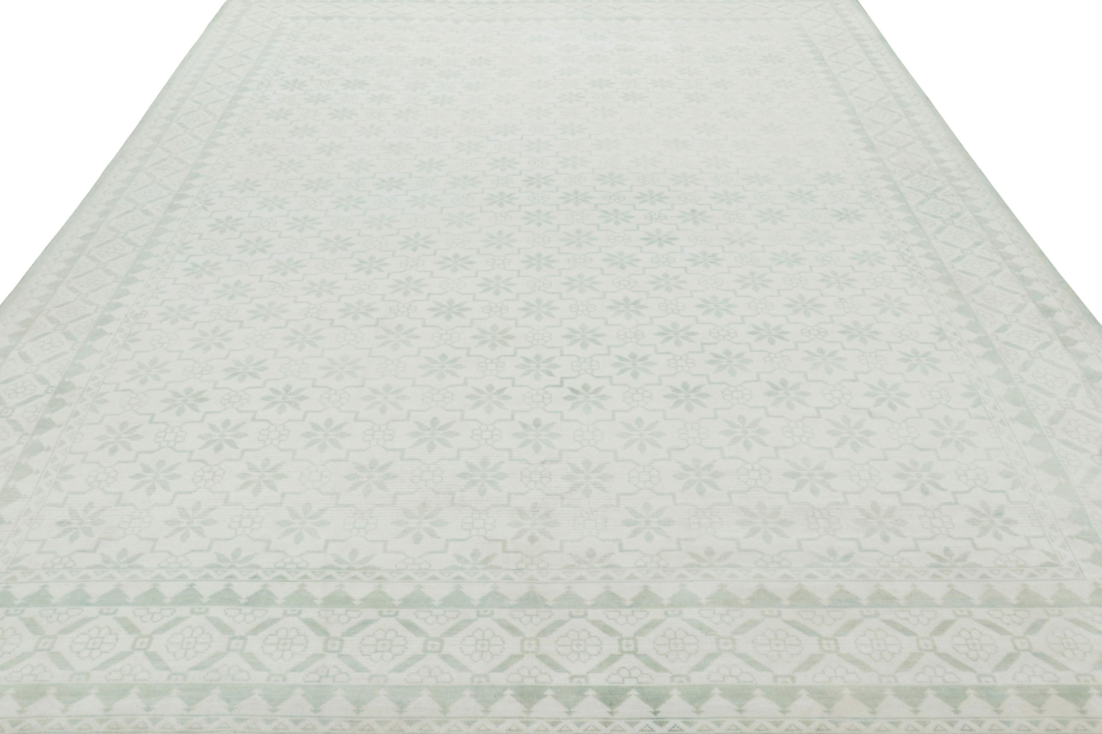 Rug and Kilim’s Dhurrie Style Rug in White and Green with Floral Patterns In New Condition For Sale In Long Island City, NY