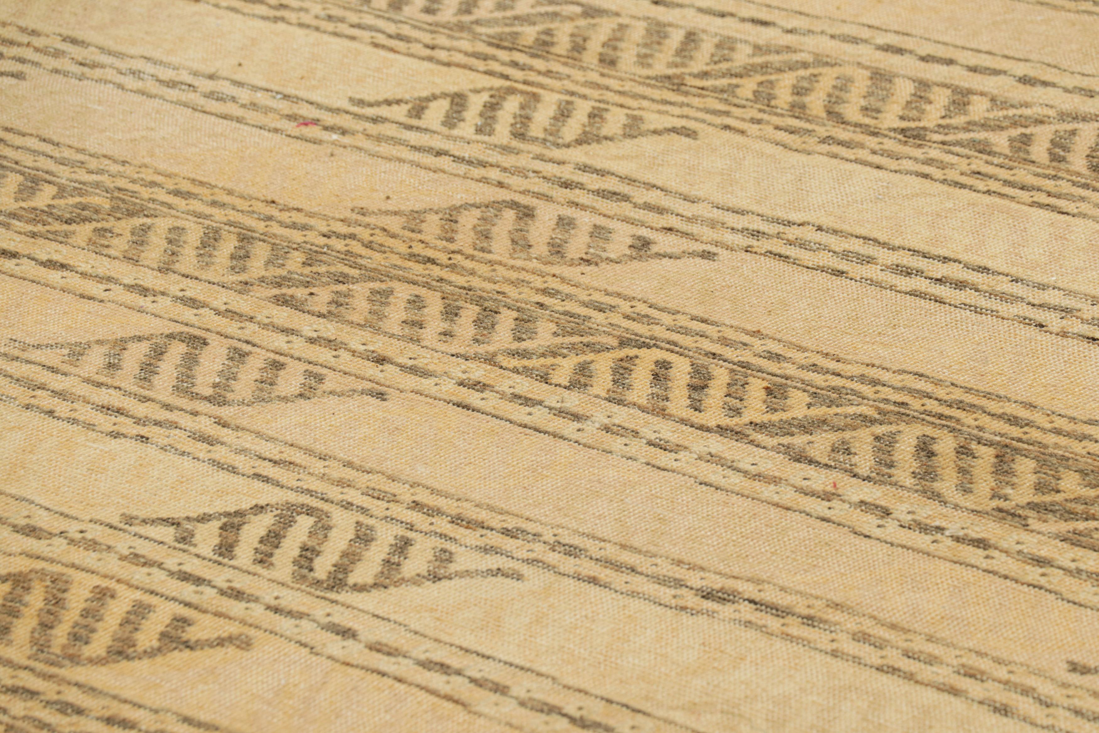 Realizzato in lana annodata a mano, questo tappeto 8x10 rappresenta una nuova ed entusiasmante linea della Rug & Kilim's Modern Classics Collections: una rivisitazione contemporanea dei motivi dei tappeti tribali vintage e antichi, con una nuova e