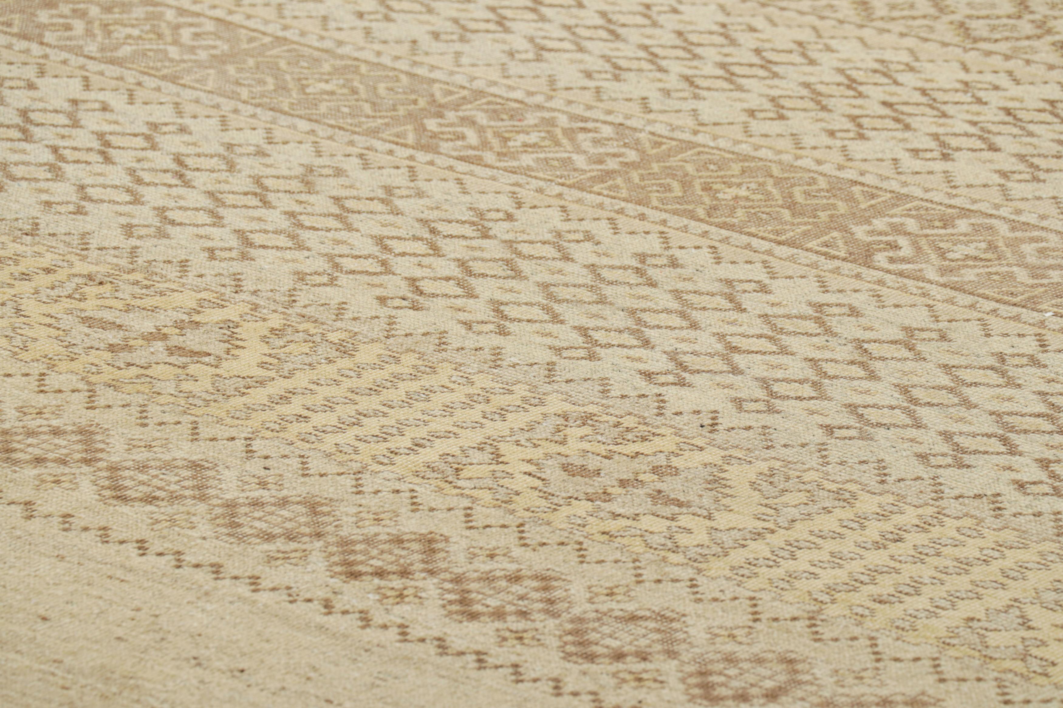 Realizzato in lana annodata a mano, questo tappeto 8x10 rappresenta una nuova ed entusiasmante linea della Rug & Kilim's Modern Classics Collections: una rivisitazione contemporanea dei motivi dei tappeti tribali vintage e antichi, con una nuova e