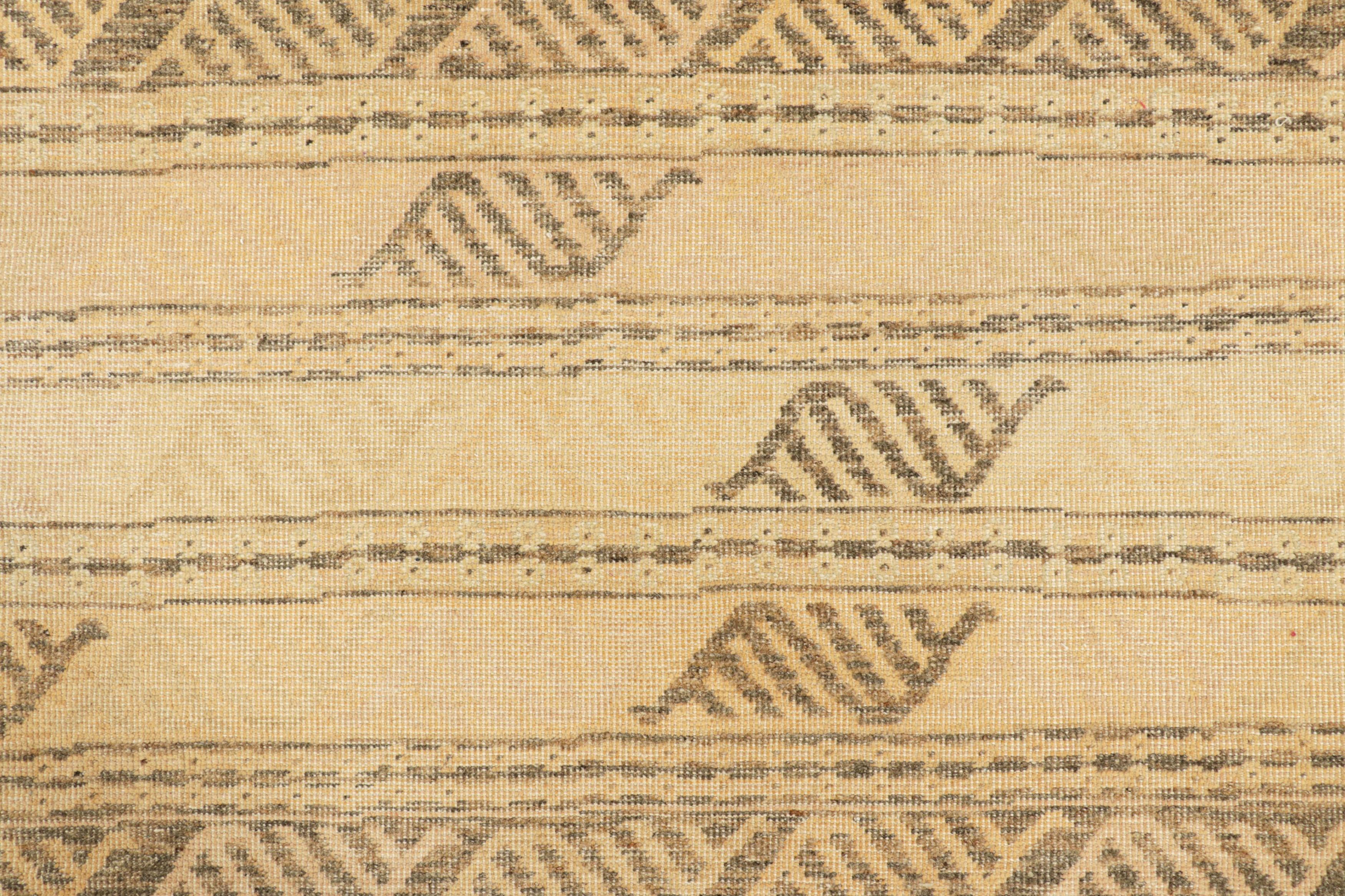 Indiano Rug & Kilim è un tappeto in stile Distressed di colore beige-marrone con  Modelli geometrici in vendita