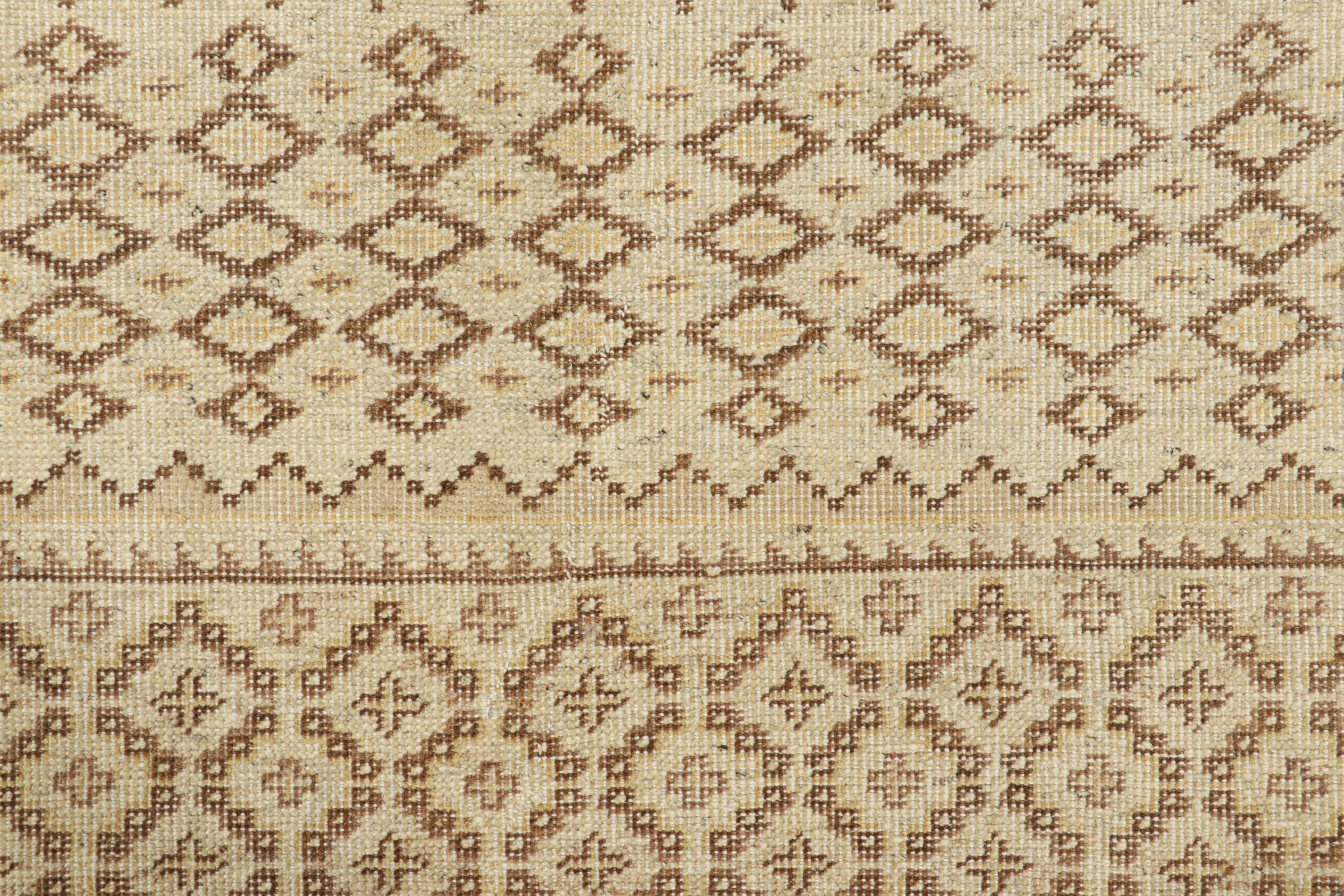 Indiano Rug & Kilim è un tappeto in stile Distressed di colore beige-marrone con  Modelli geometrici in vendita