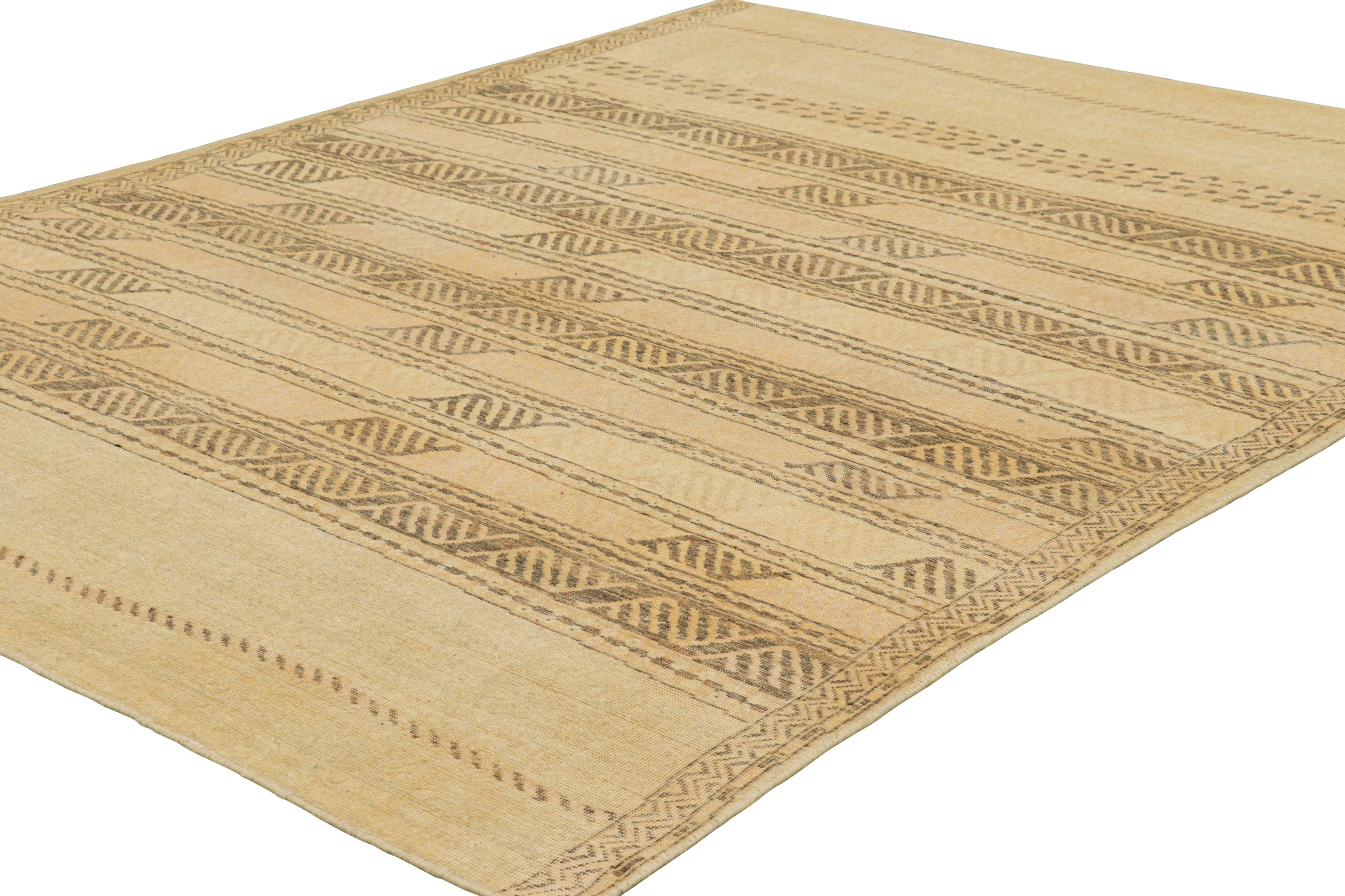 Annodato a mano Rug & Kilim è un tappeto in stile Distressed di colore beige-marrone con  Modelli geometrici in vendita