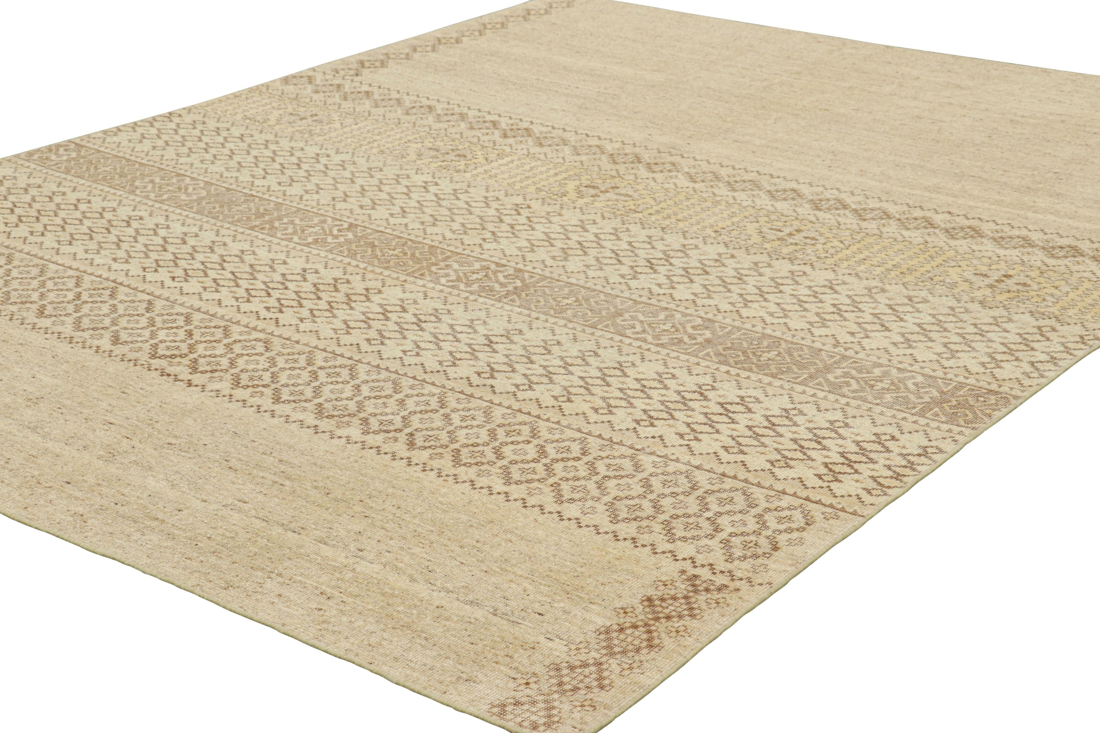 Annodato a mano Rug & Kilim è un tappeto in stile Distressed di colore beige-marrone con  Modelli geometrici in vendita