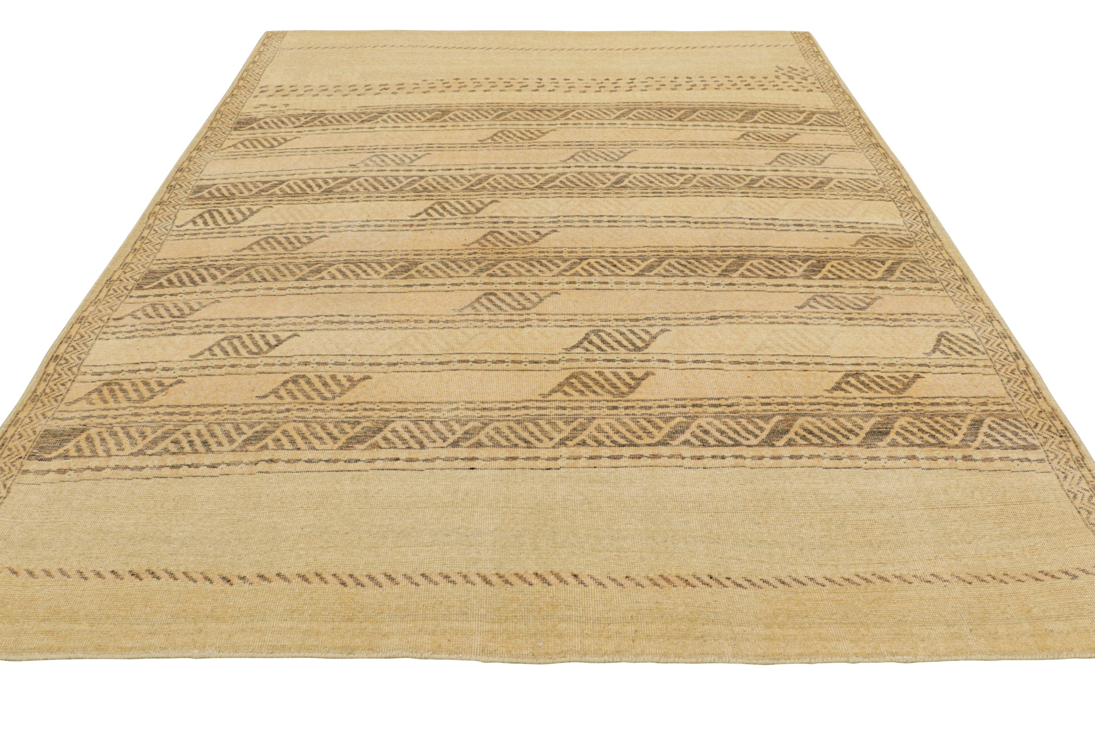Rug & Kilim è un tappeto in stile Distressed di colore beige-marrone con  Modelli geometrici In condizioni Nuovo in vendita a Long Island City, NY
