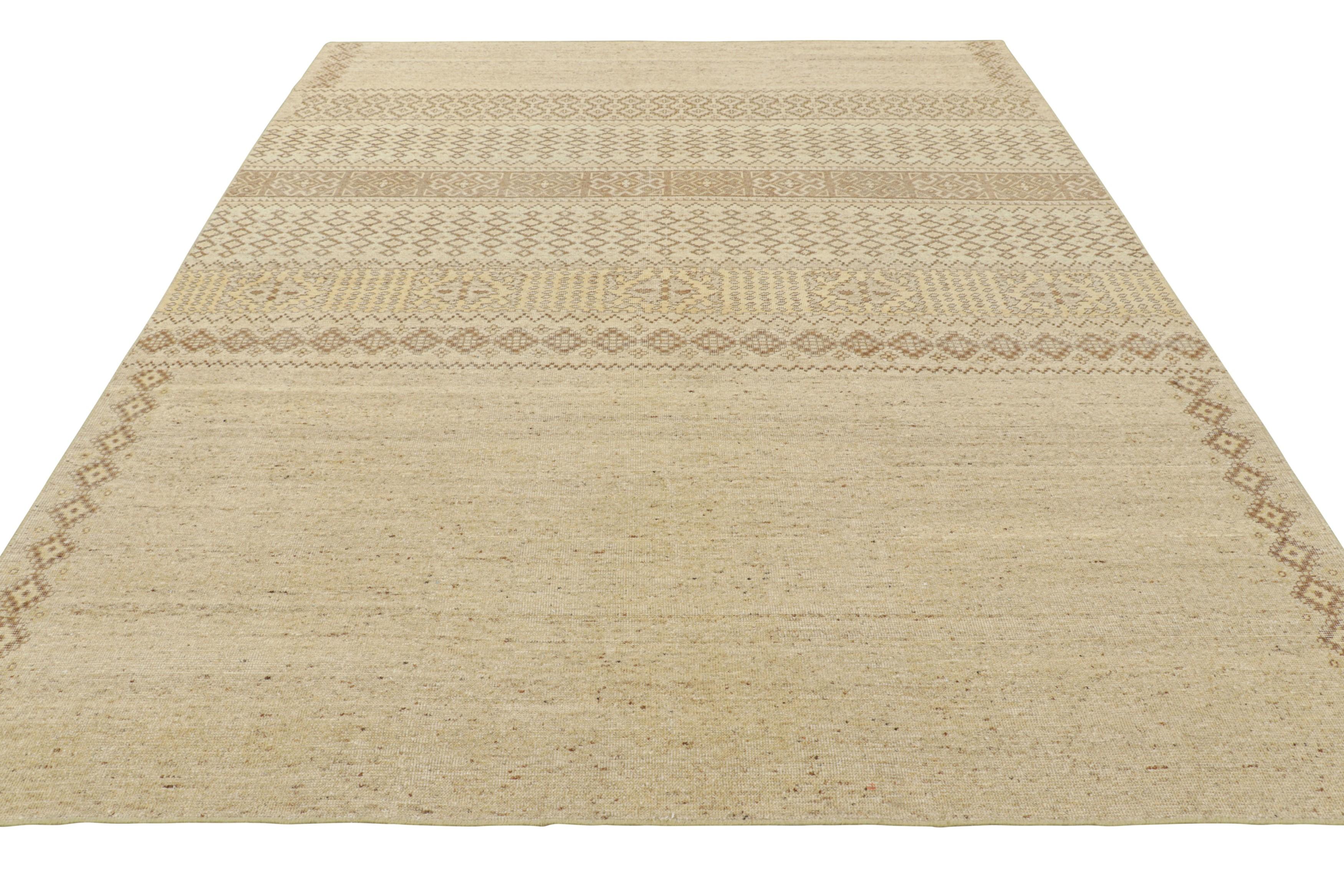 Rug & Kilim è un tappeto in stile Distressed di colore beige-marrone con  Modelli geometrici In condizioni Nuovo in vendita a Long Island City, NY