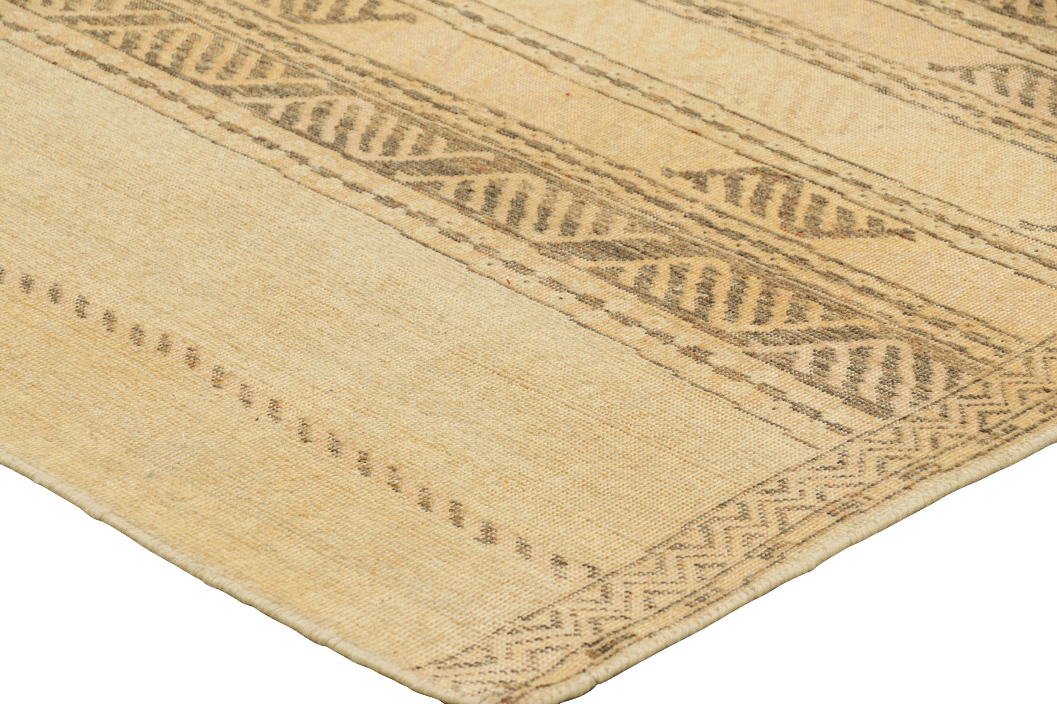 XXI secolo e contemporaneo Rug & Kilim è un tappeto in stile Distressed di colore beige-marrone con  Modelli geometrici in vendita