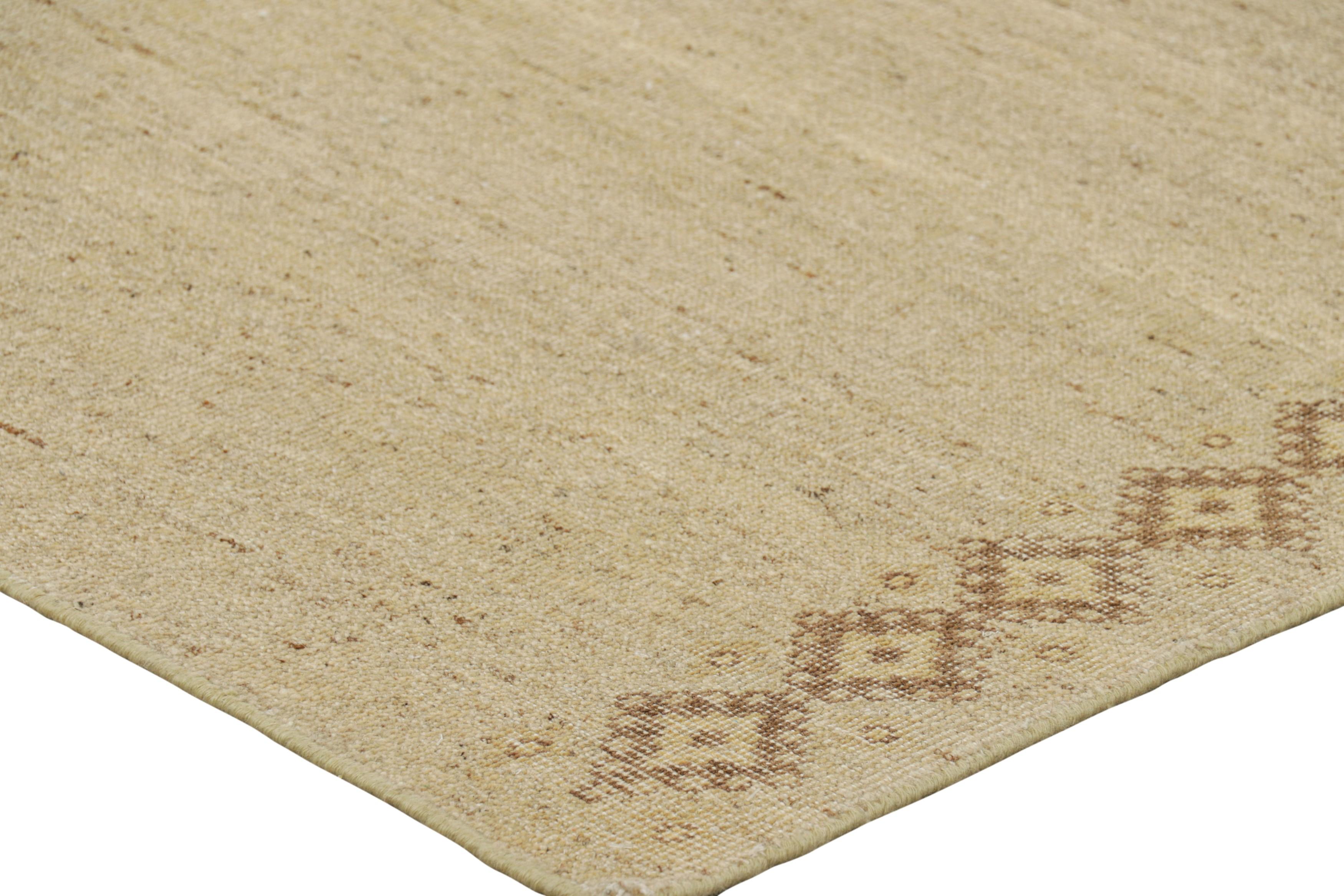 XXI secolo e contemporaneo Rug & Kilim è un tappeto in stile Distressed di colore beige-marrone con  Modelli geometrici in vendita