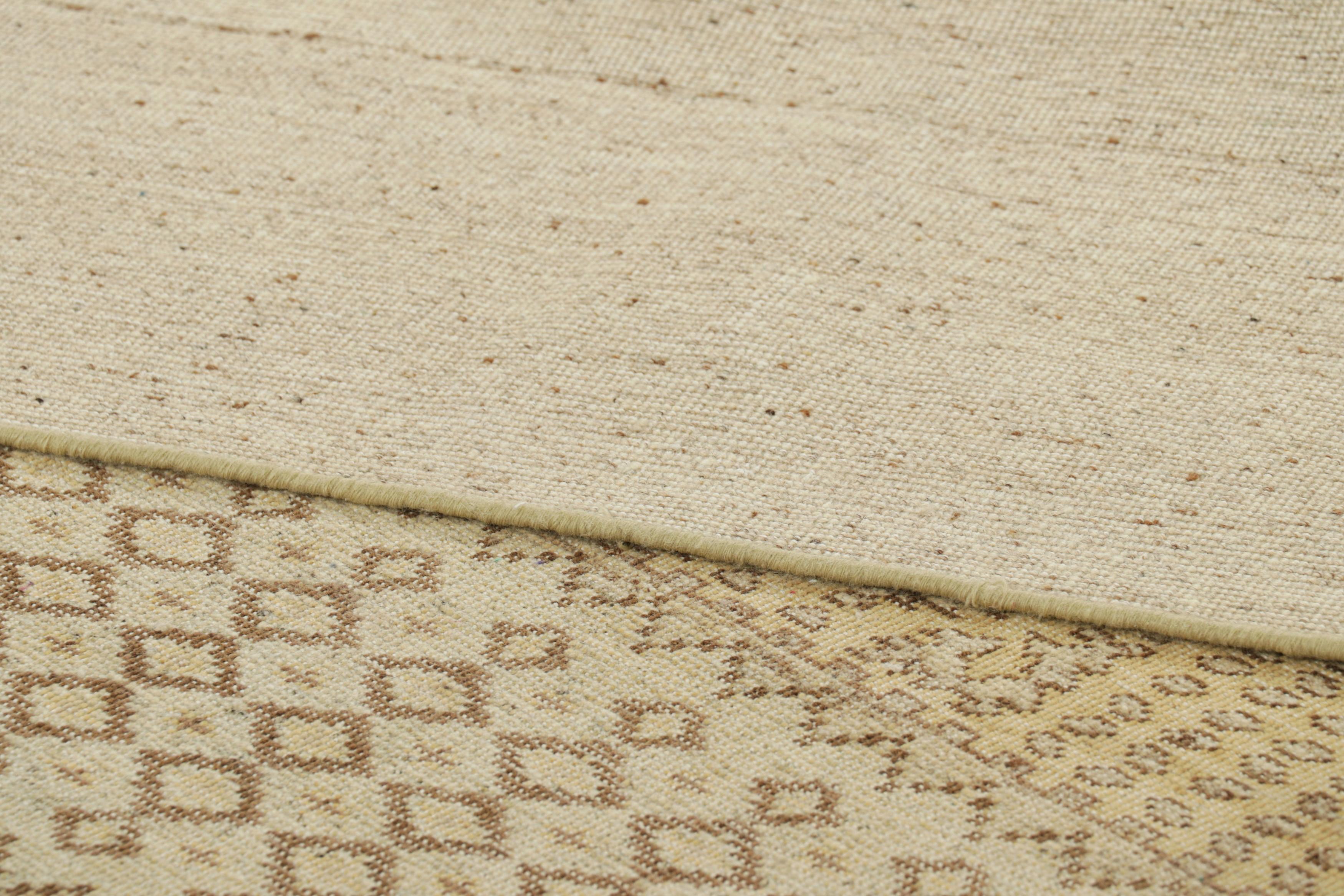 Lana Rug & Kilim è un tappeto in stile Distressed di colore beige-marrone con  Modelli geometrici in vendita