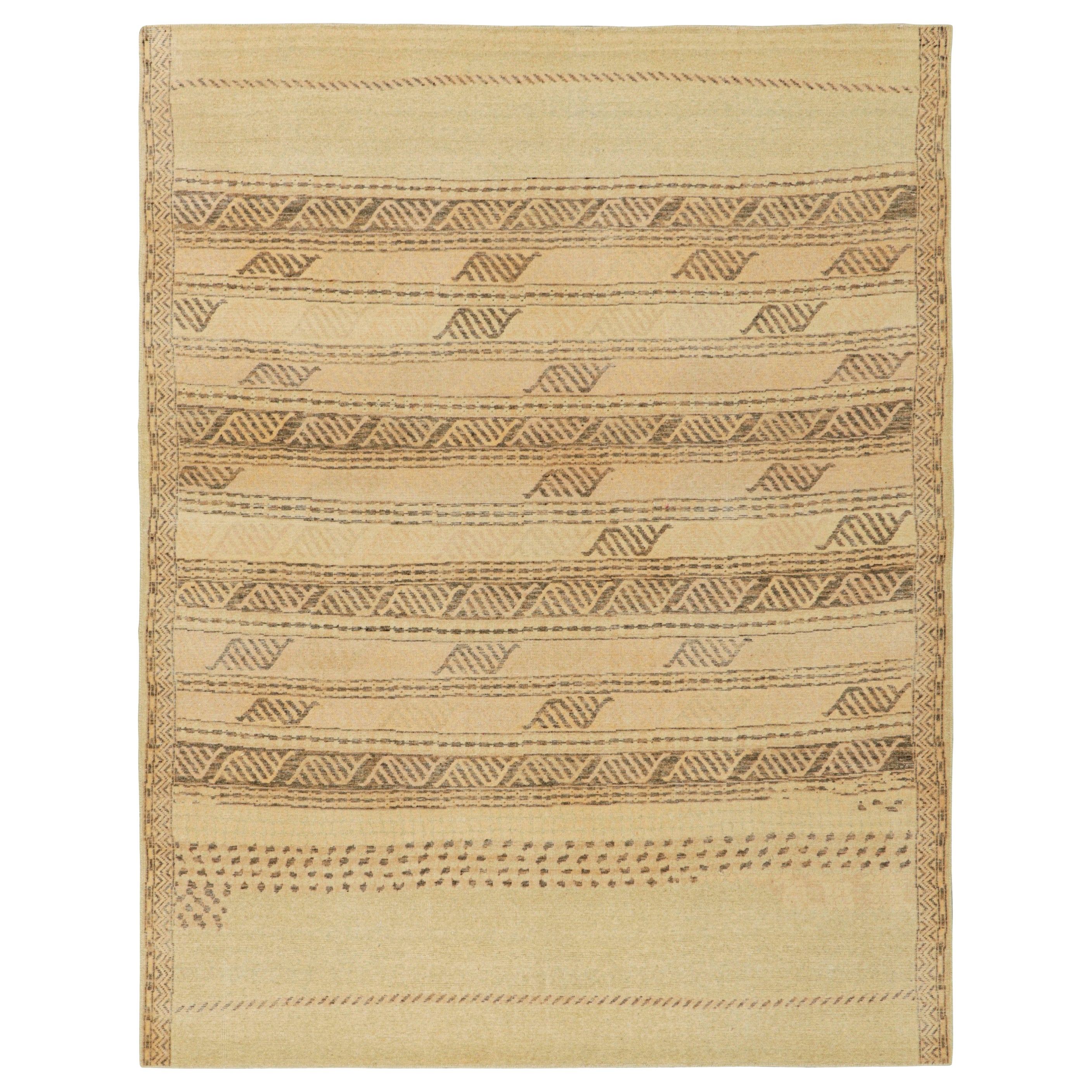Rug & Kilim è un tappeto in stile Distressed di colore beige-marrone con  Modelli geometrici