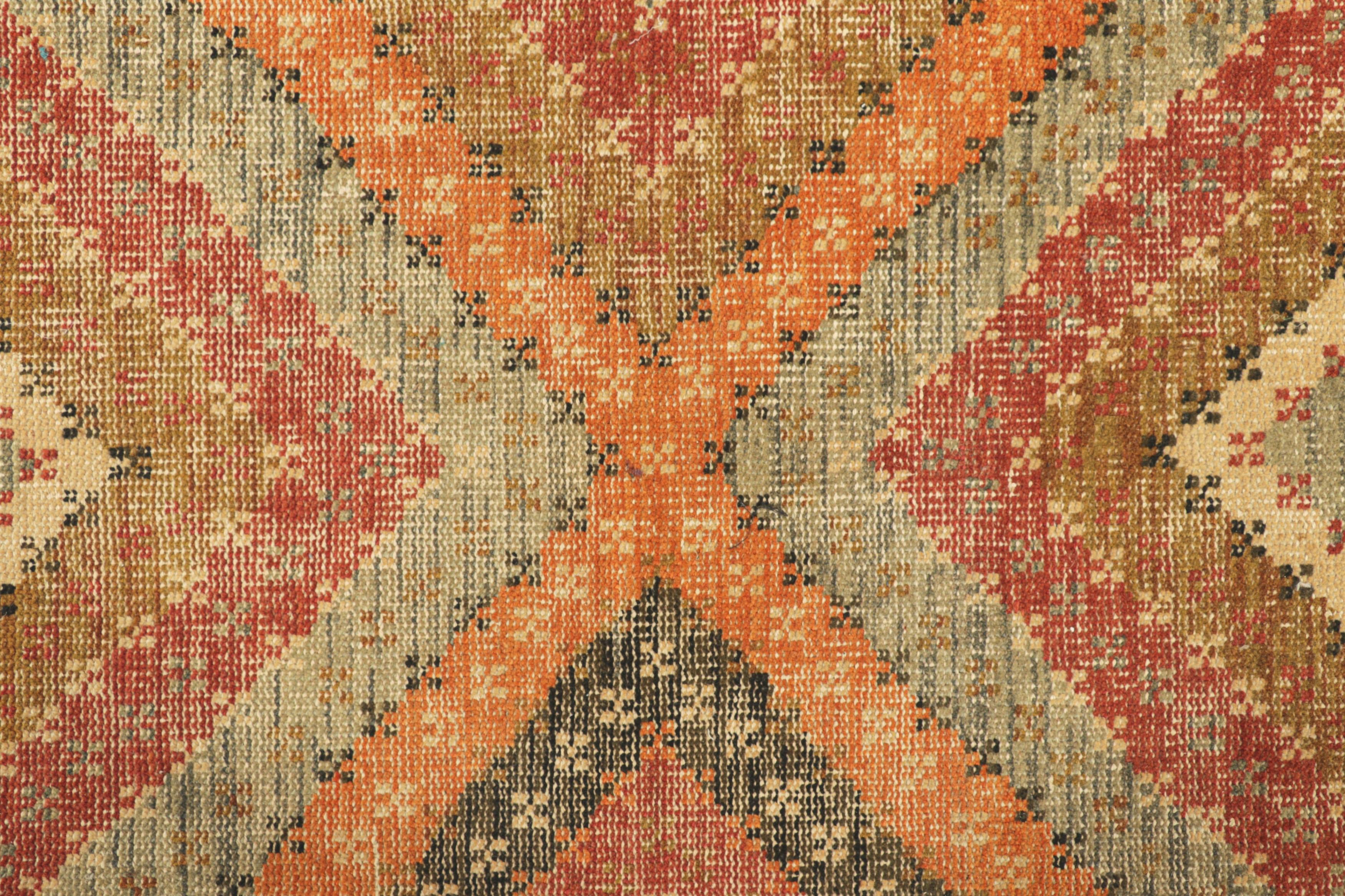 Rug & Kilim's Distressed Style Teppich in warmen polychromatischen Rautenmustern (Indisch) im Angebot