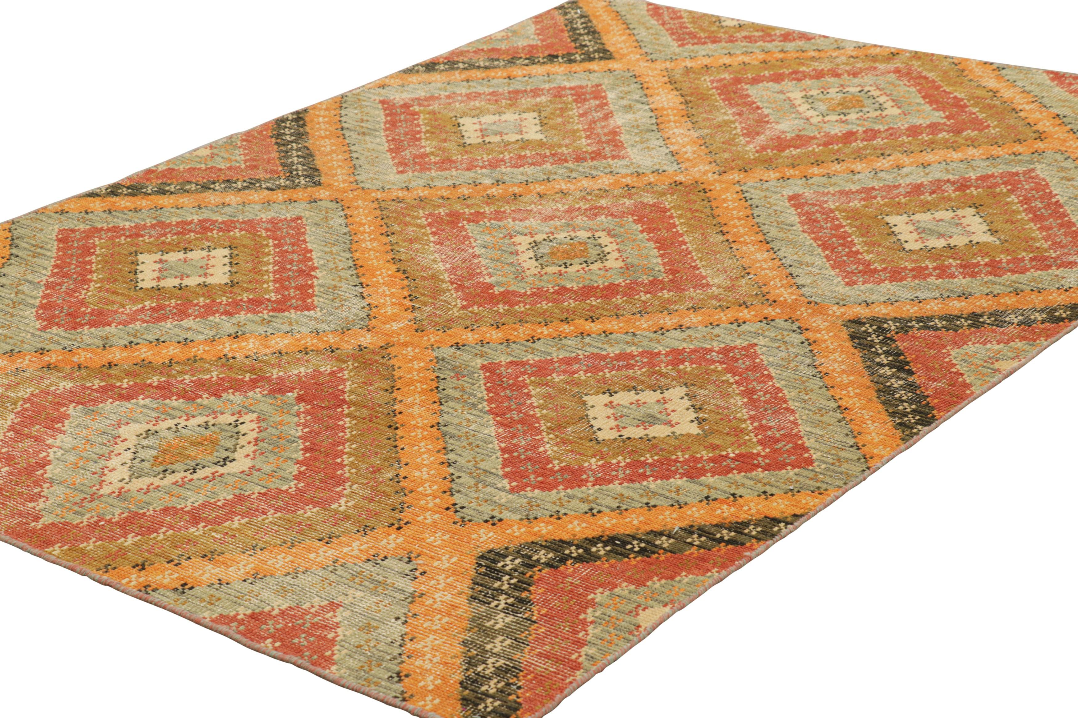 Rug & Kilim's Distressed Style Teppich in warmen polychromatischen Rautenmustern (Handgeknüpft) im Angebot