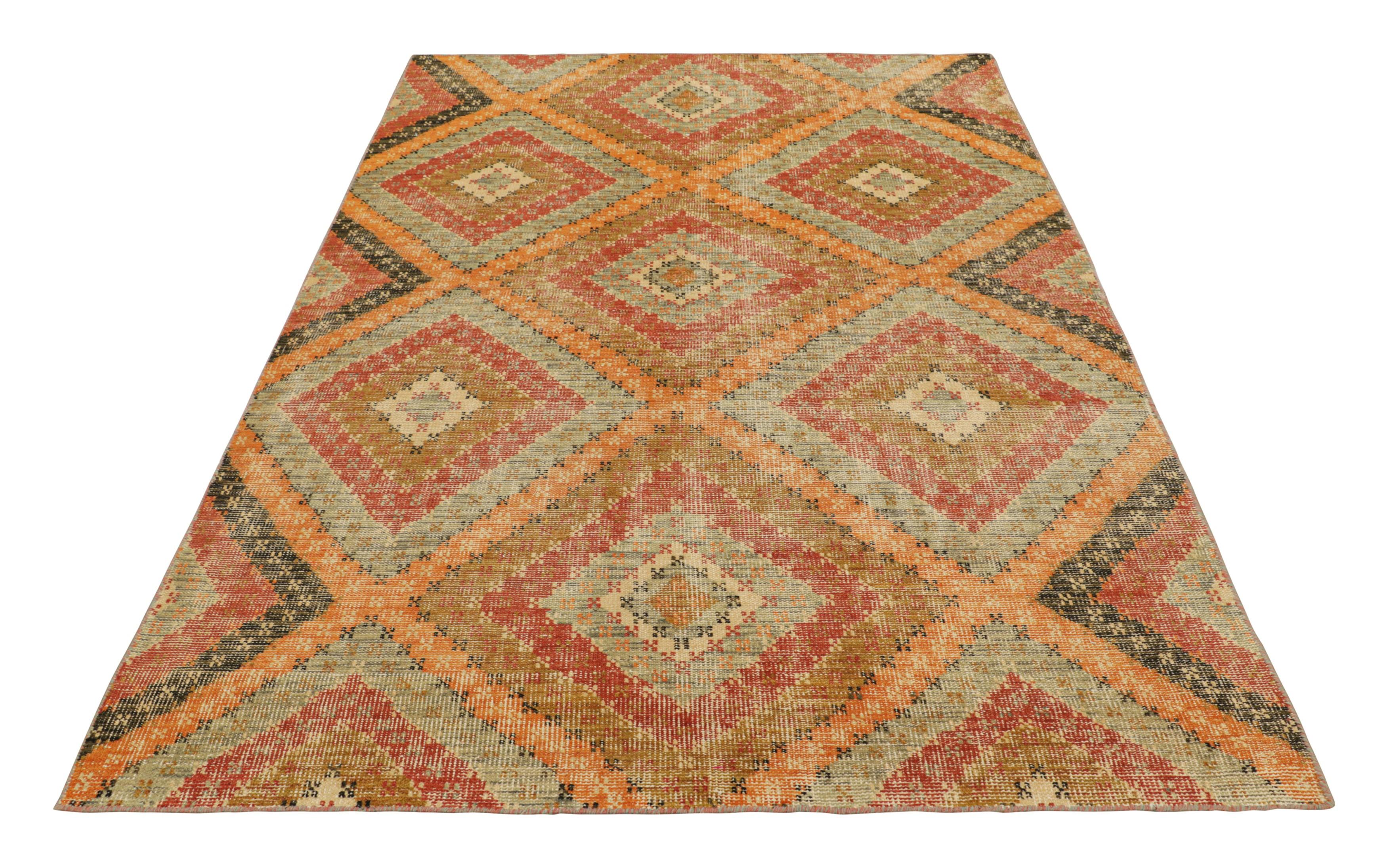 Rug & Kilim's Distressed Style Teppich in warmen polychromatischen Rautenmustern im Zustand „Neu“ im Angebot in Long Island City, NY