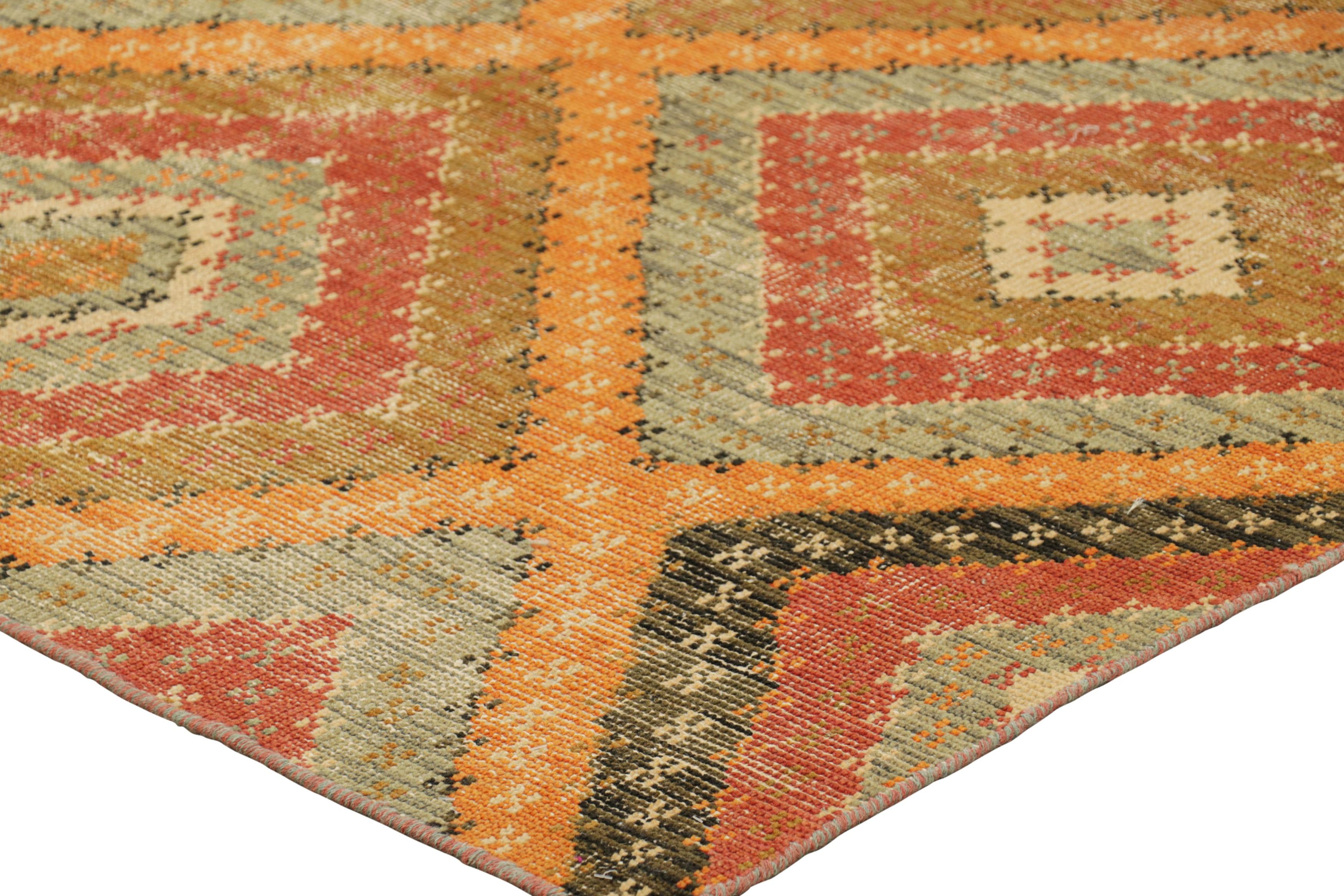 Rug & Kilim's Distressed Style Teppich in warmen polychromatischen Rautenmustern (21. Jahrhundert und zeitgenössisch) im Angebot