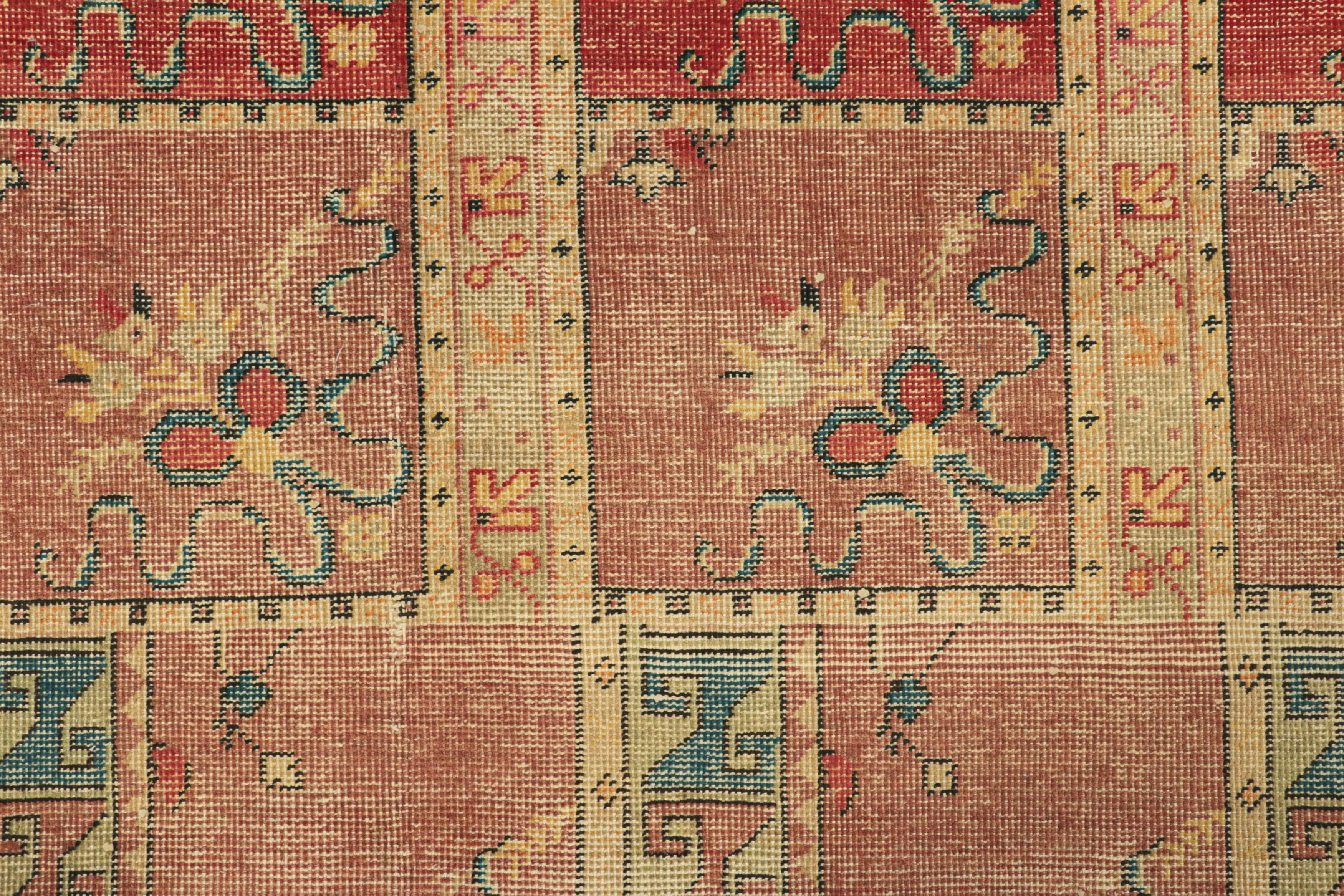 Rug & Kilim's Distressed Style Teppich in warmen, polychromatischen, geometrischen Mustern (Indisch) im Angebot