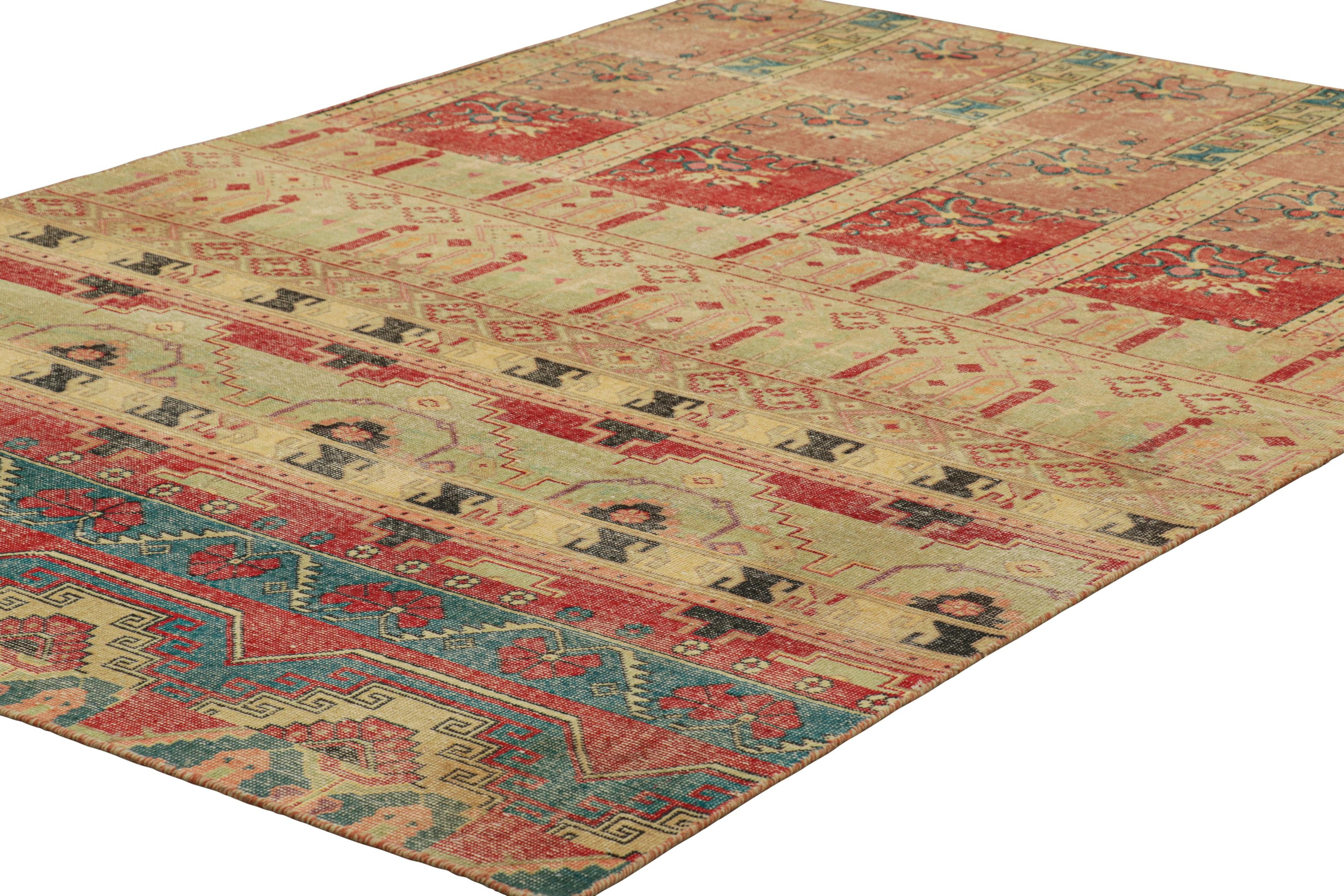 Rug & Kilim's Distressed Style Teppich in warmen, polychromatischen, geometrischen Mustern (Handgeknüpft) im Angebot