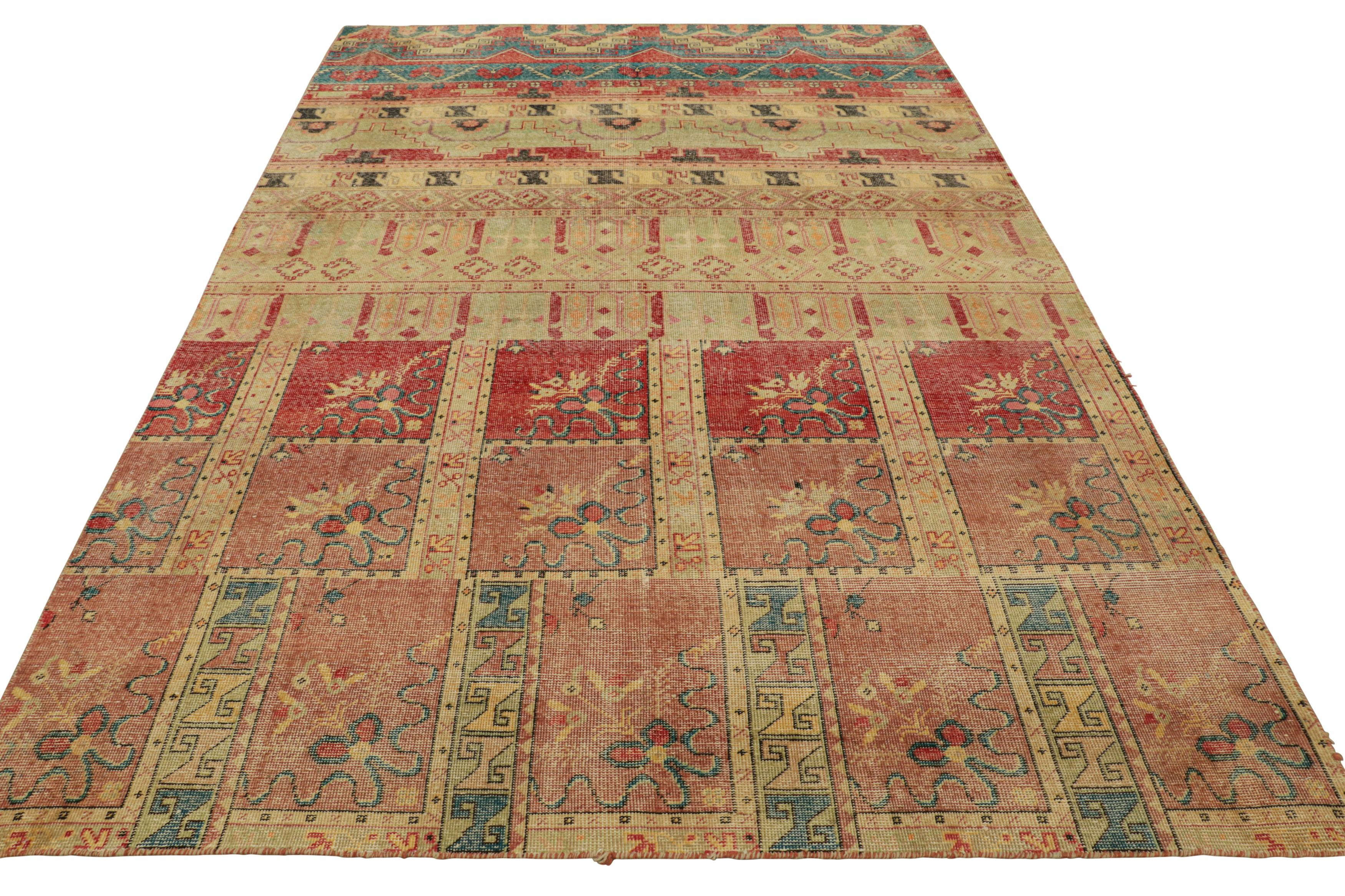 Rug & Kilim's Distressed Style Teppich in warmen, polychromatischen, geometrischen Mustern im Zustand „Neu“ im Angebot in Long Island City, NY