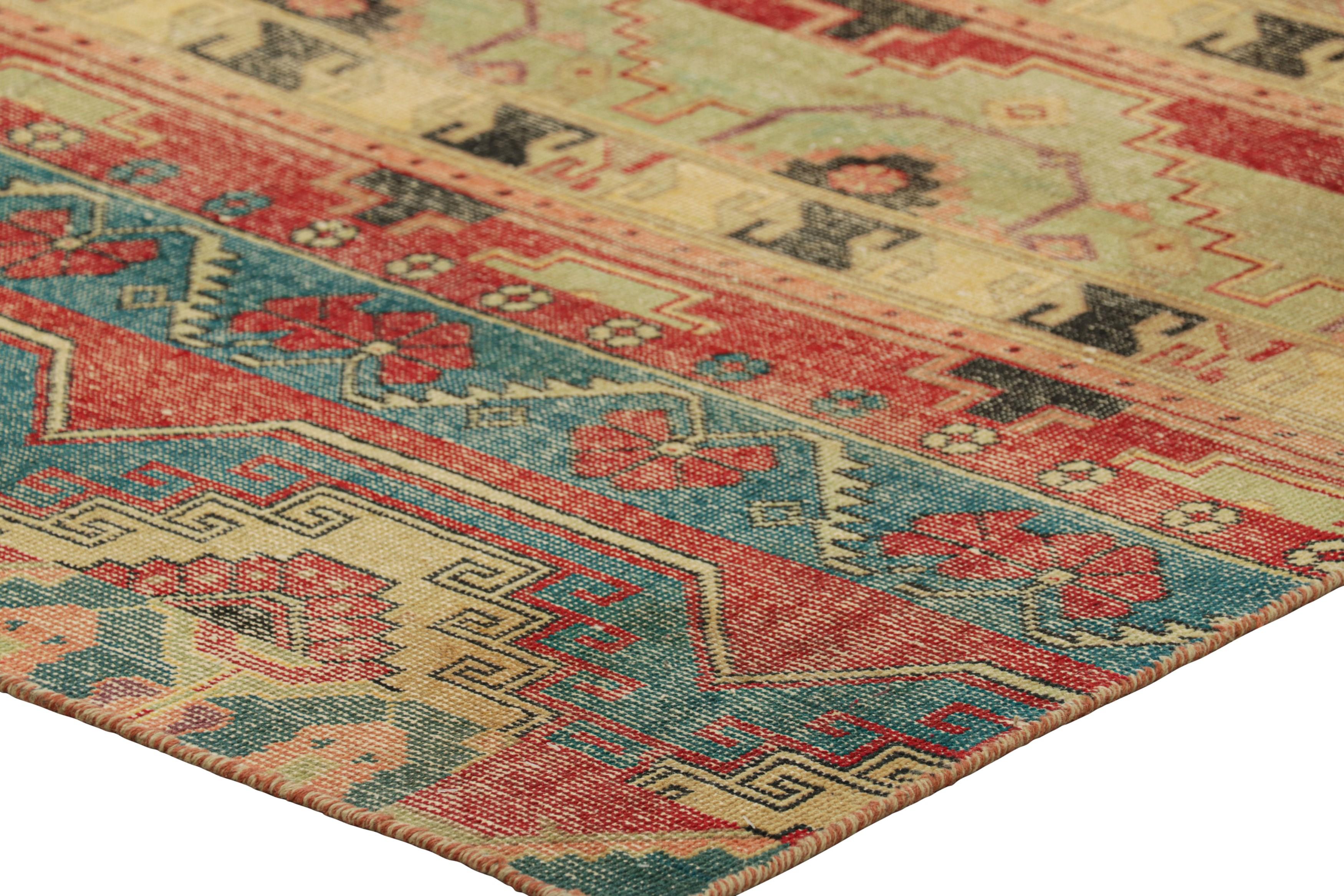 Rug & Kilim's Distressed Style Teppich in warmen, polychromatischen, geometrischen Mustern (21. Jahrhundert und zeitgenössisch) im Angebot