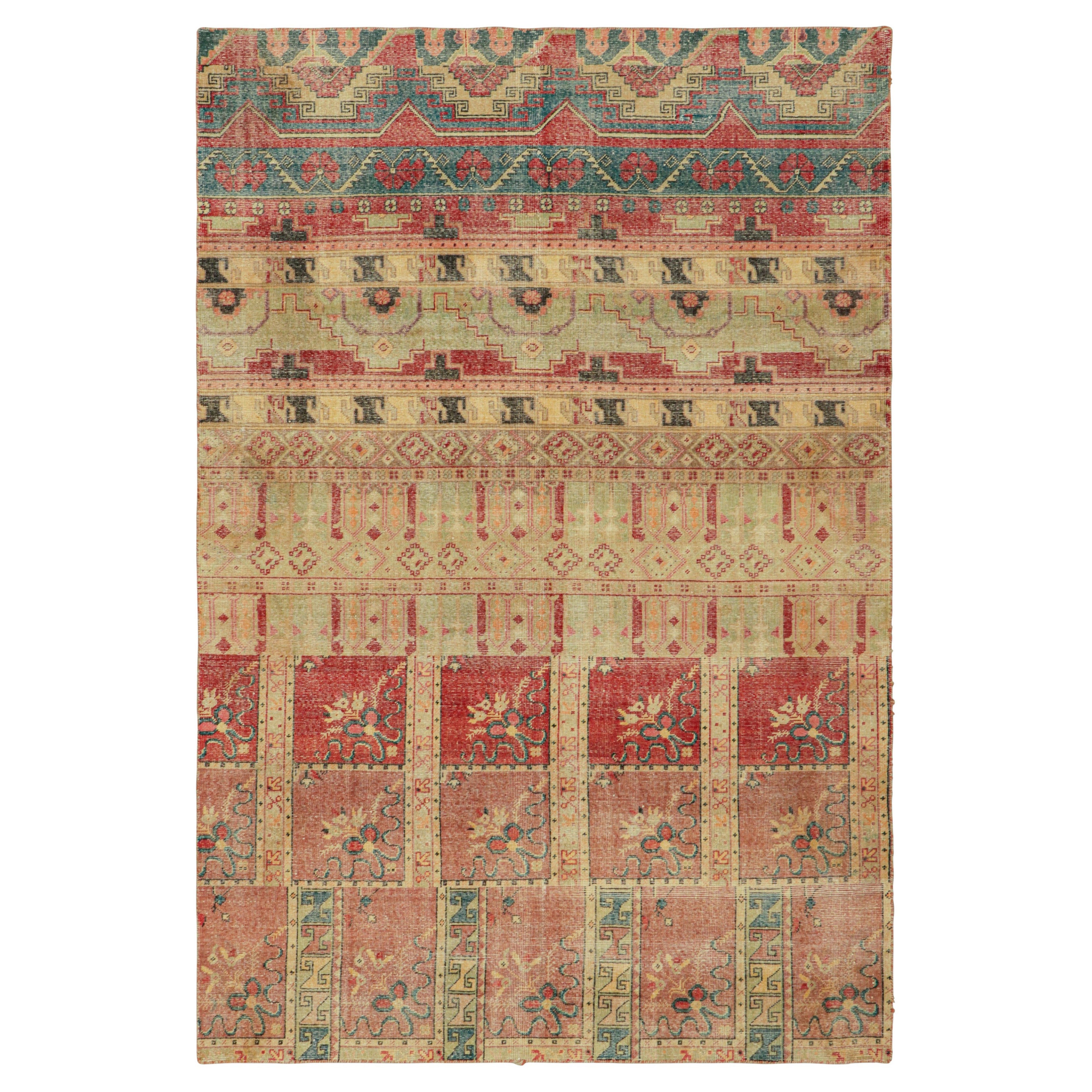 Rug & Kilim's Distressed Style Teppich in warmen, polychromatischen, geometrischen Mustern