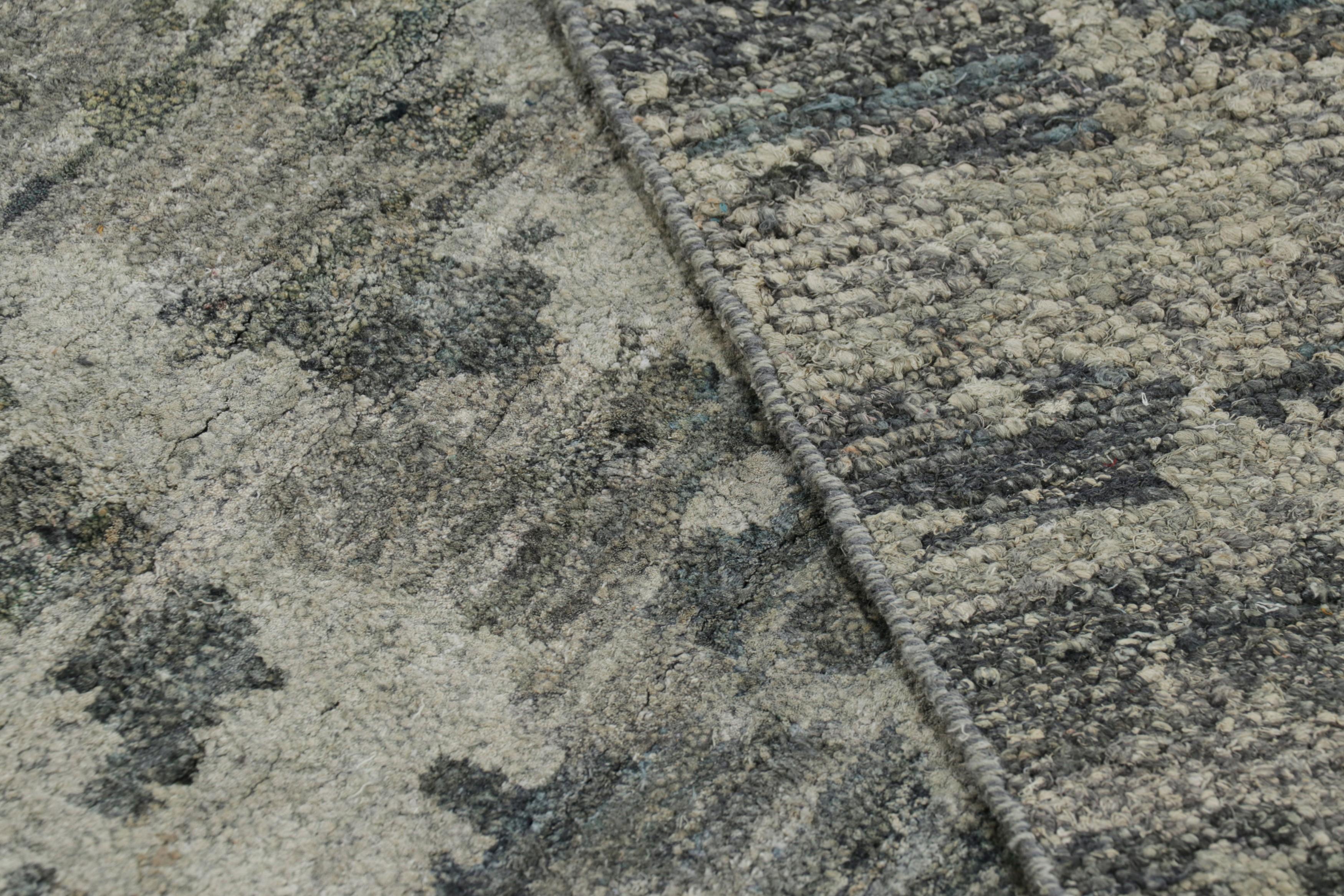 Rug and Kilim's Modern Rug in Grau mit abstrakten Mustern (21. Jahrhundert und zeitgenössisch) im Angebot