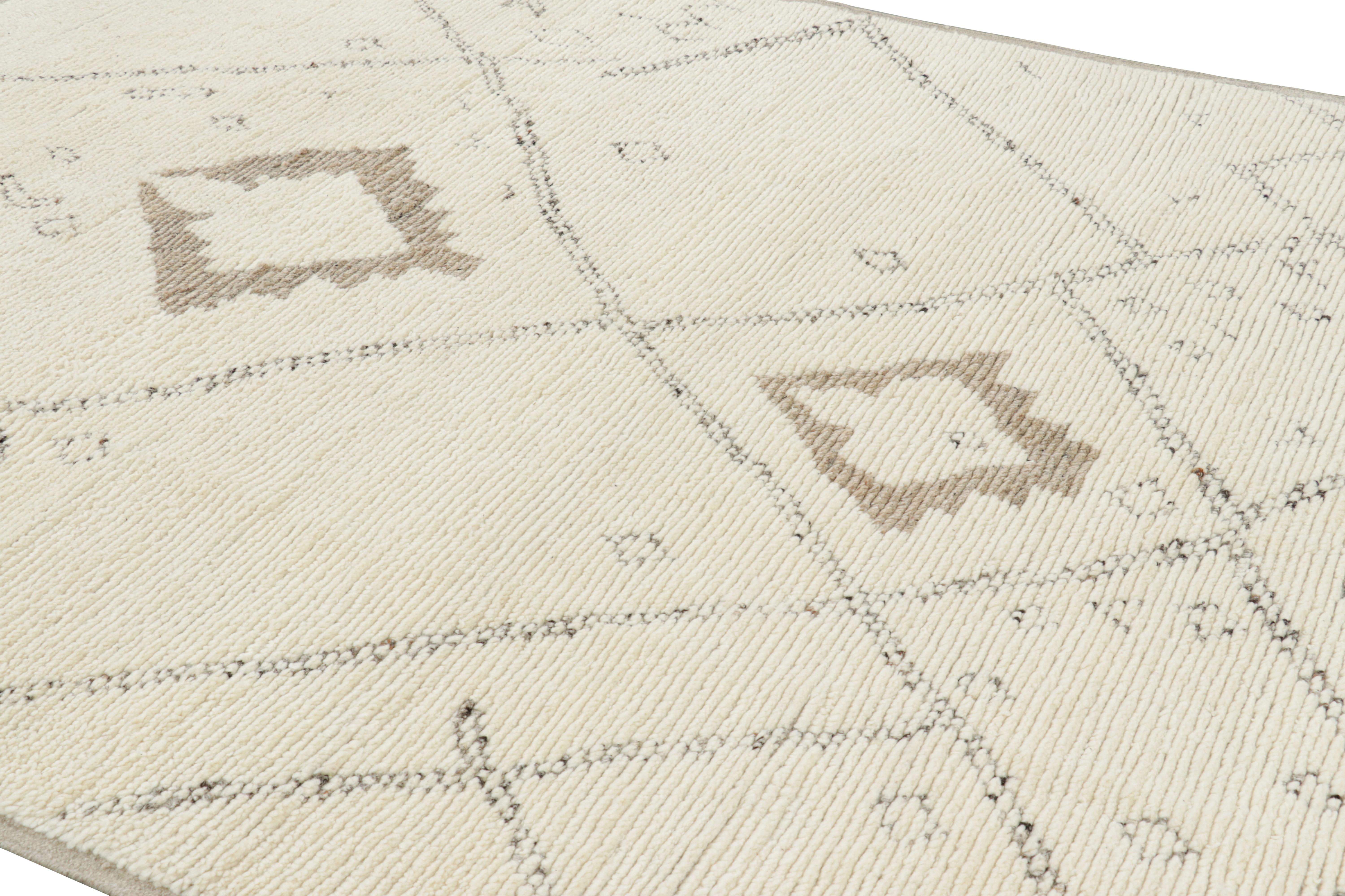 Dieser handgeknüpfte Wollteppich 8x10 von Rug & Kilim ist eine aufregende, moderne Neuinterpretation marokkanischer Teppiche mit einer gerippten Struktur und geometrischen Mustern, die von den primitiven Berber-Webetraditionen inspiriert sind.

Über