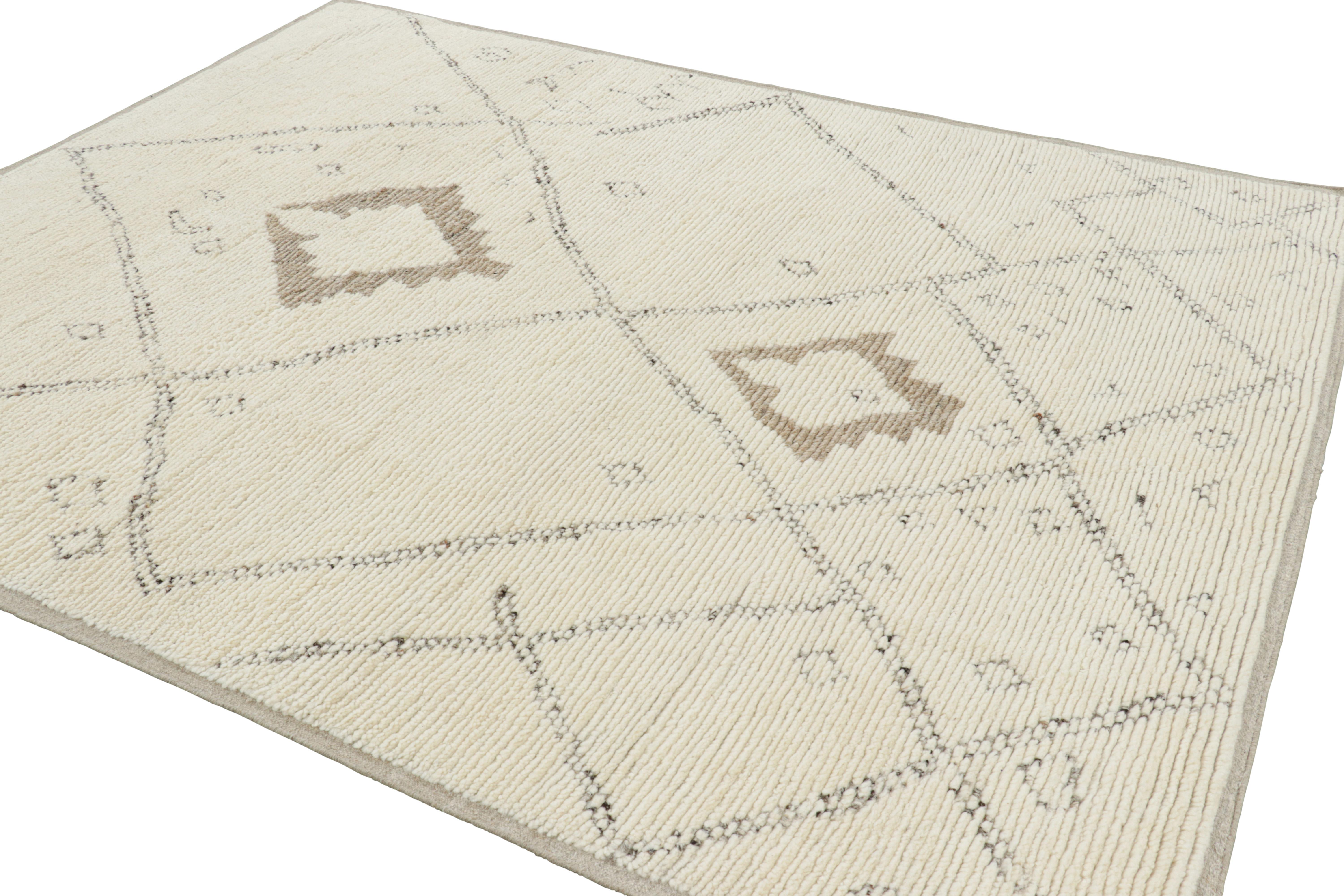 Rug & Kilim's Marokkanischer Teppich in Creme mit geometrischen Mustern (Handgeknüpft) im Angebot