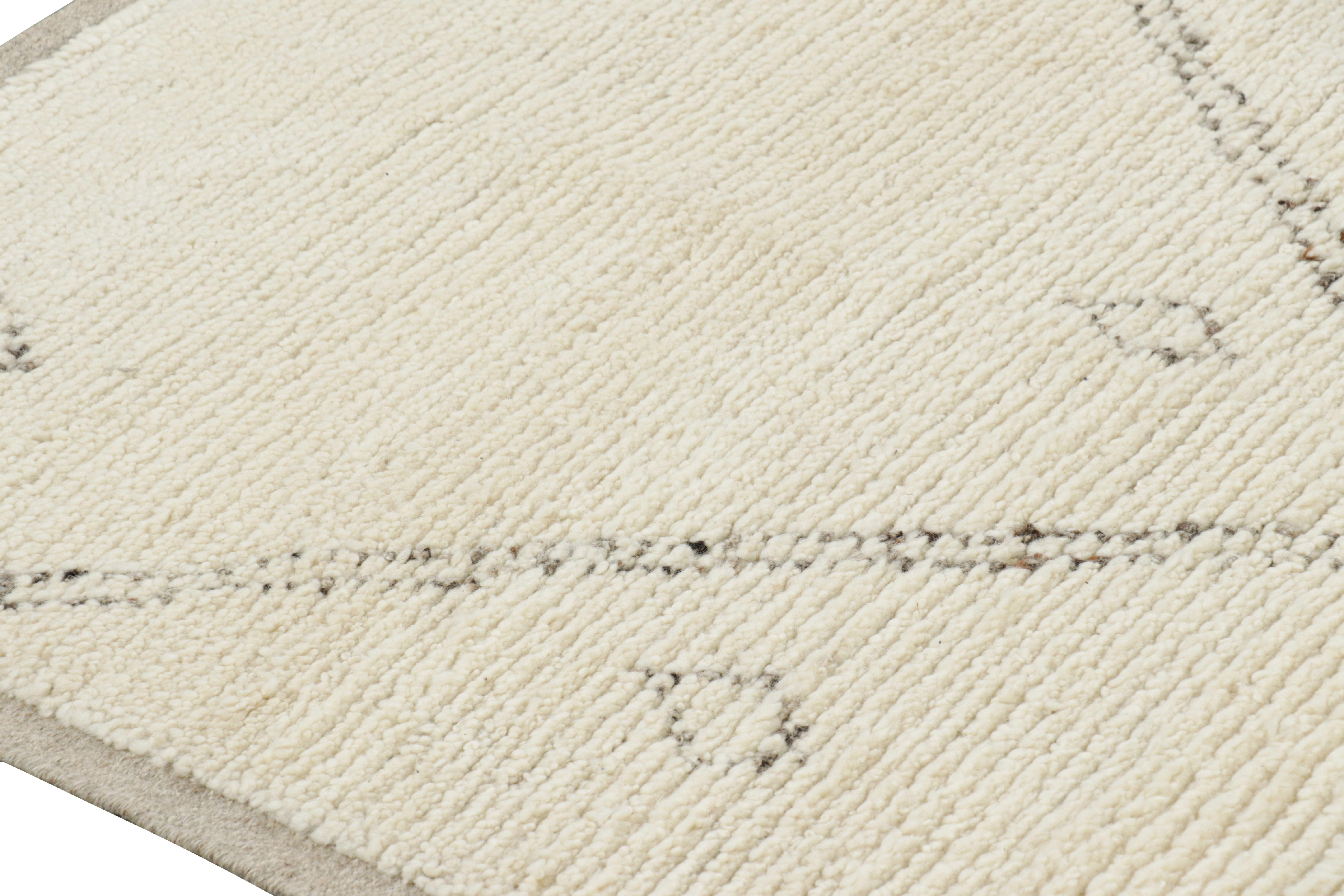 Rug & Kilim's Marokkanischer Teppich in Creme mit geometrischen Mustern im Zustand „Neu“ im Angebot in Long Island City, NY