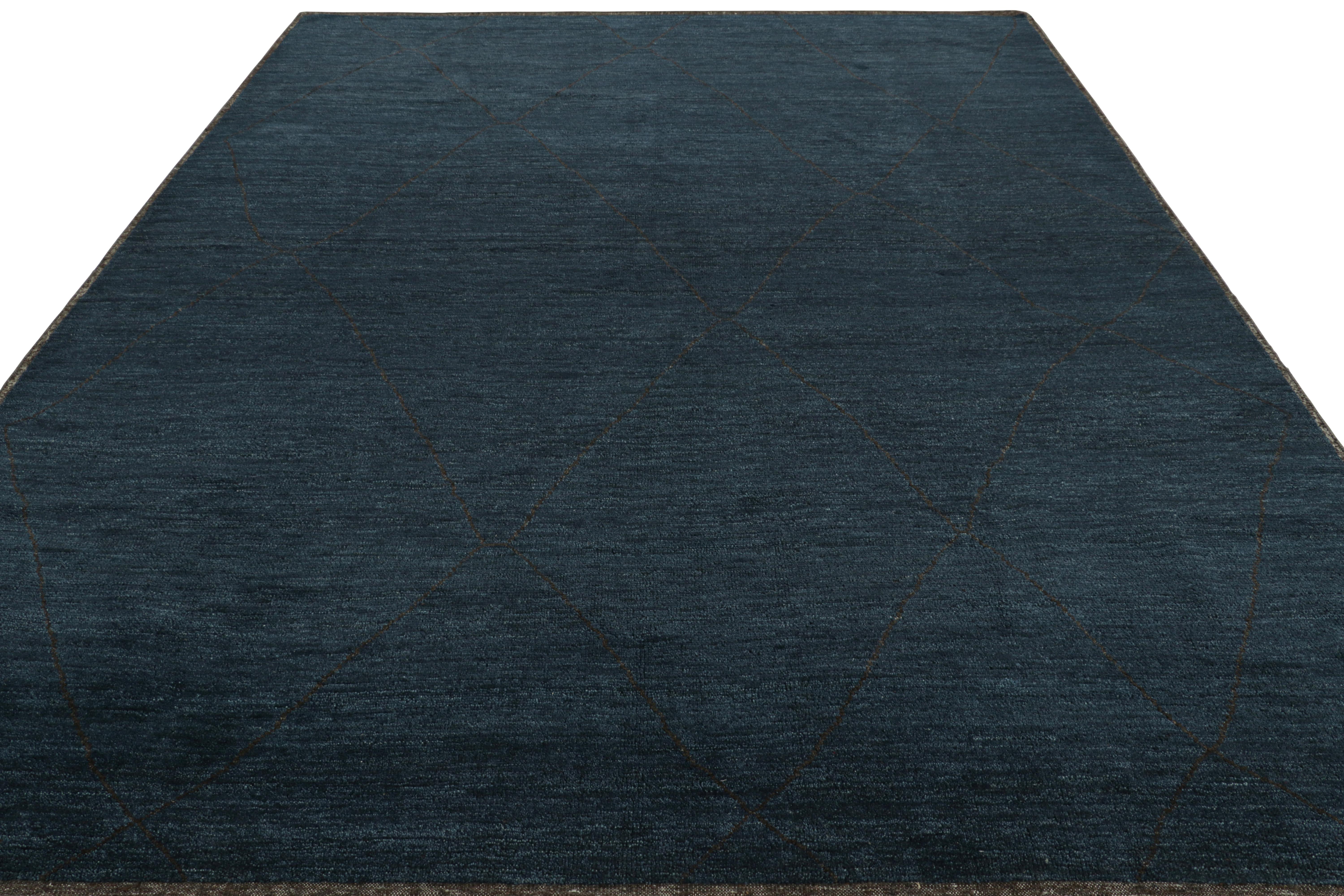 Marokkanischer Teppich von Rug & Kilim in Mitternachtsblau mit schwarzem geometrischem Muster (Indisch) im Angebot