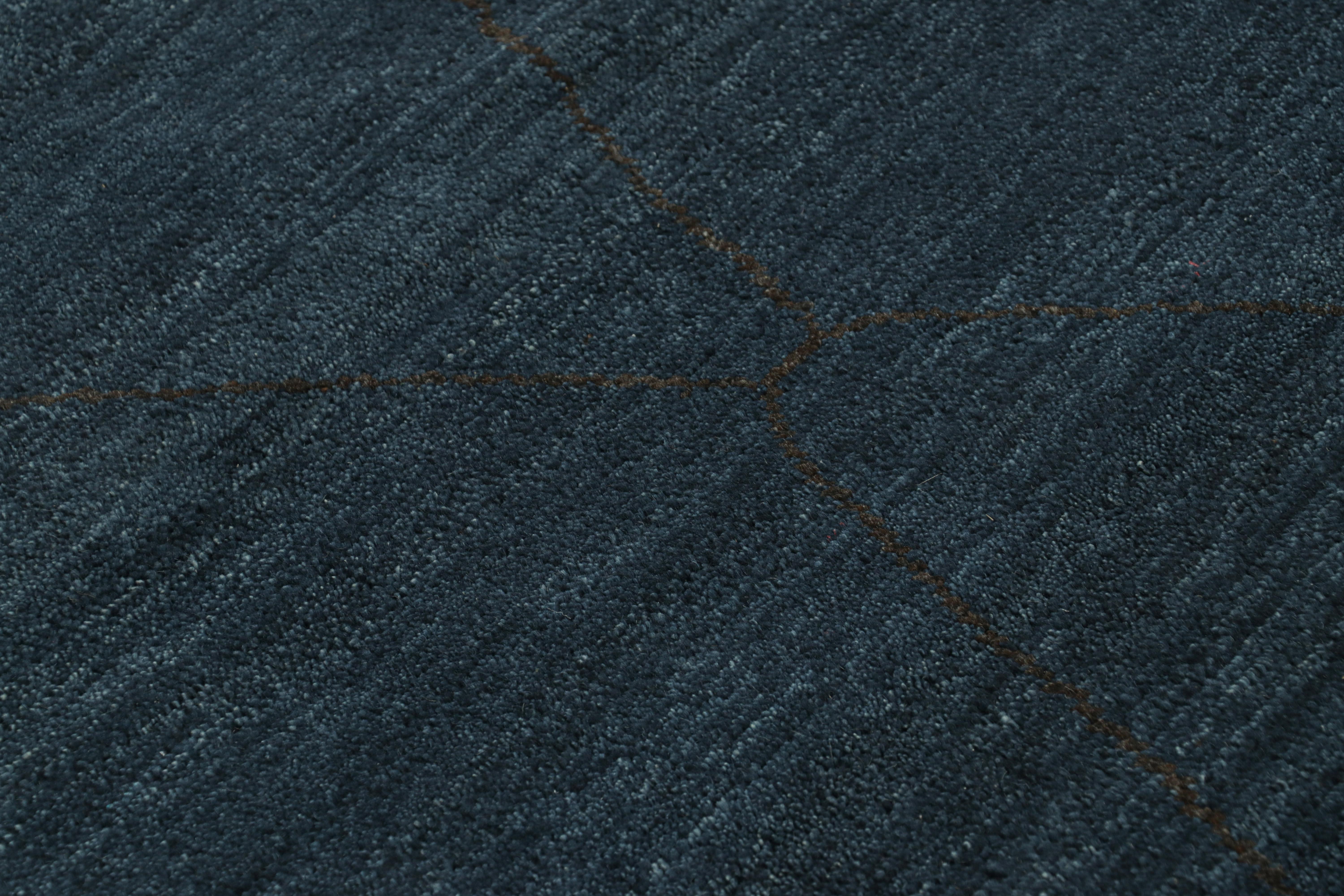 Marokkanischer Teppich von Rug & Kilim in Mitternachtsblau mit schwarzem geometrischem Muster (Handgeknüpft) im Angebot