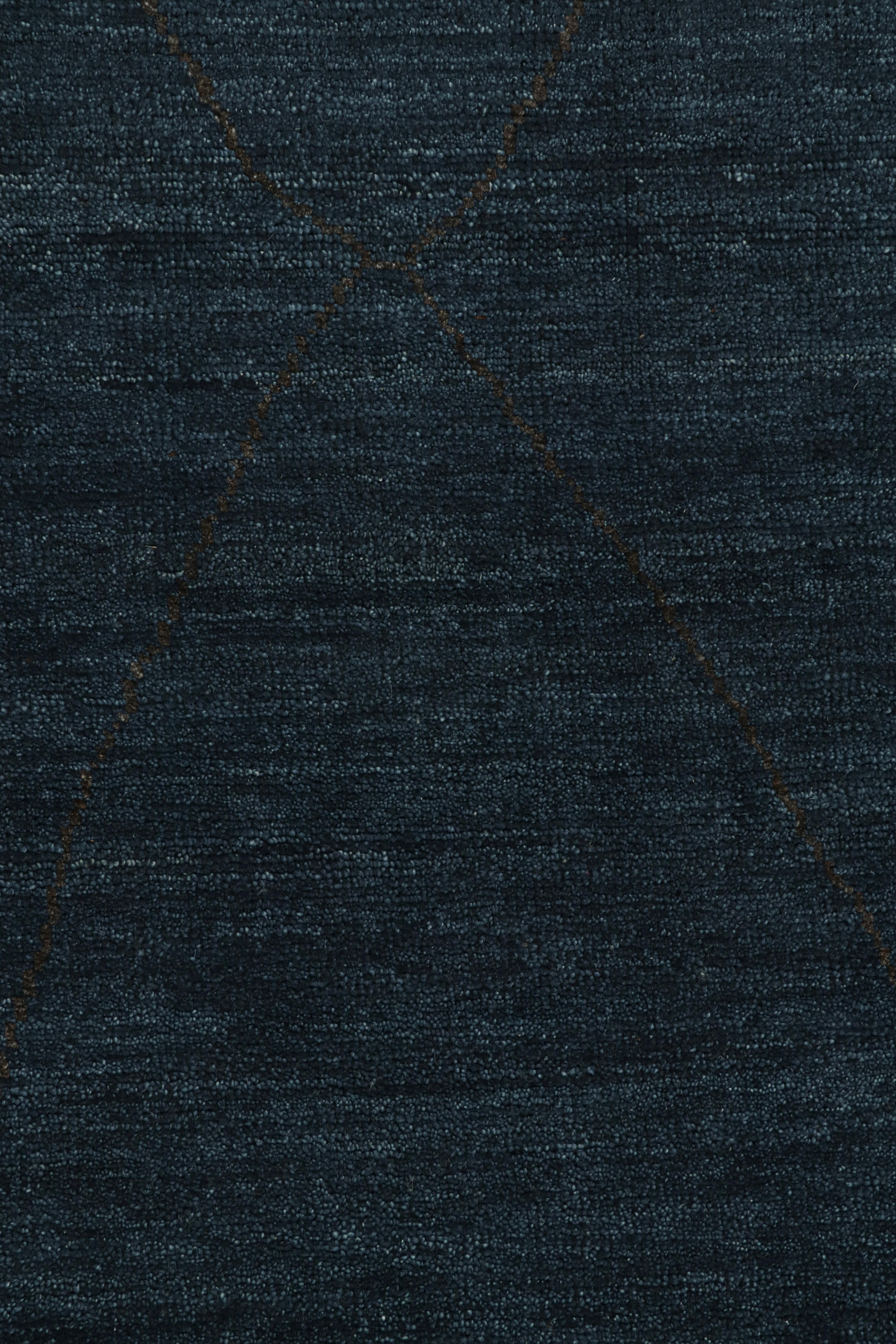 Marokkanischer Teppich von Rug & Kilim in Mitternachtsblau mit schwarzem geometrischem Muster im Zustand „Neu“ im Angebot in Long Island City, NY