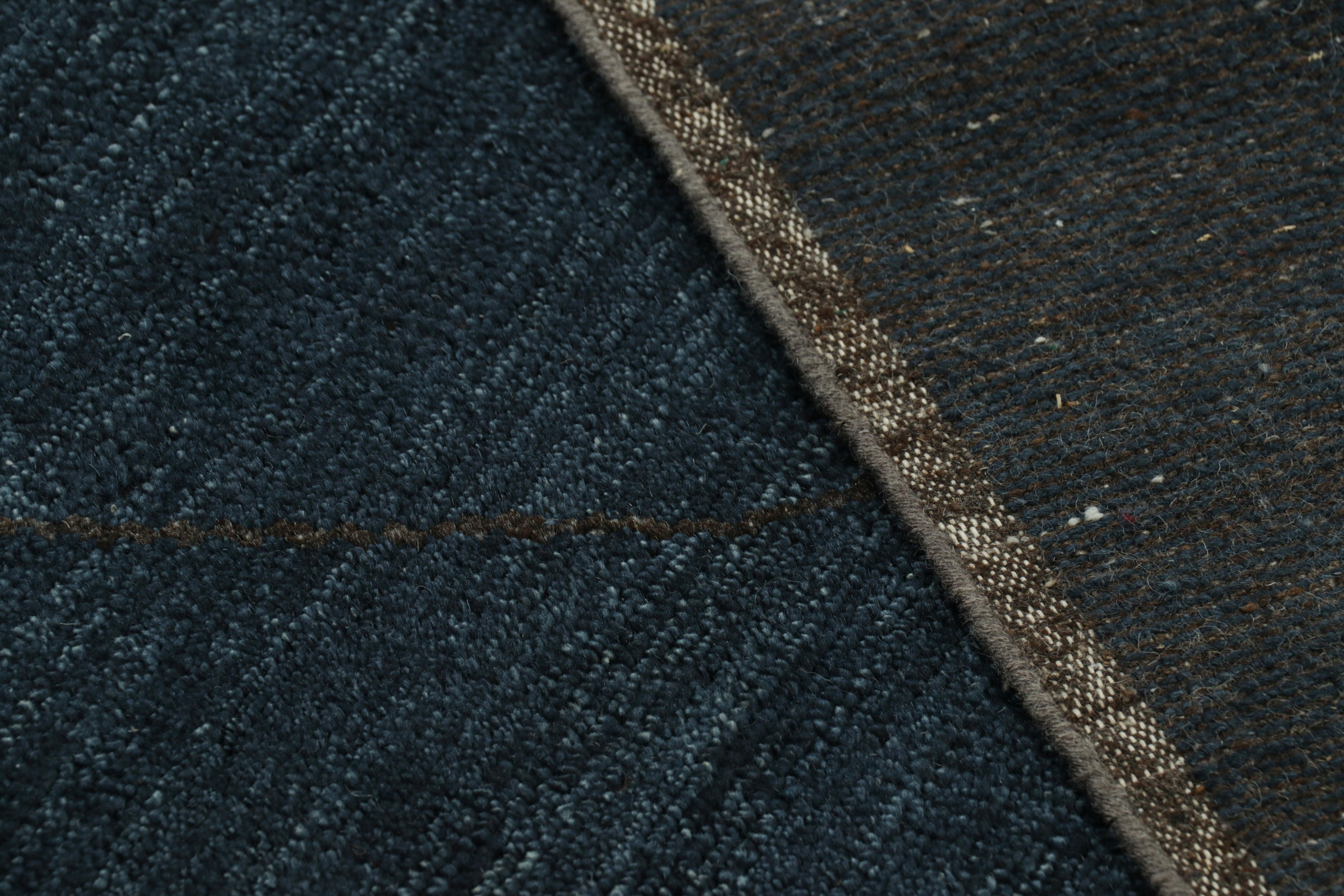 Marokkanischer Teppich von Rug & Kilim in Mitternachtsblau mit schwarzem geometrischem Muster (21. Jahrhundert und zeitgenössisch) im Angebot