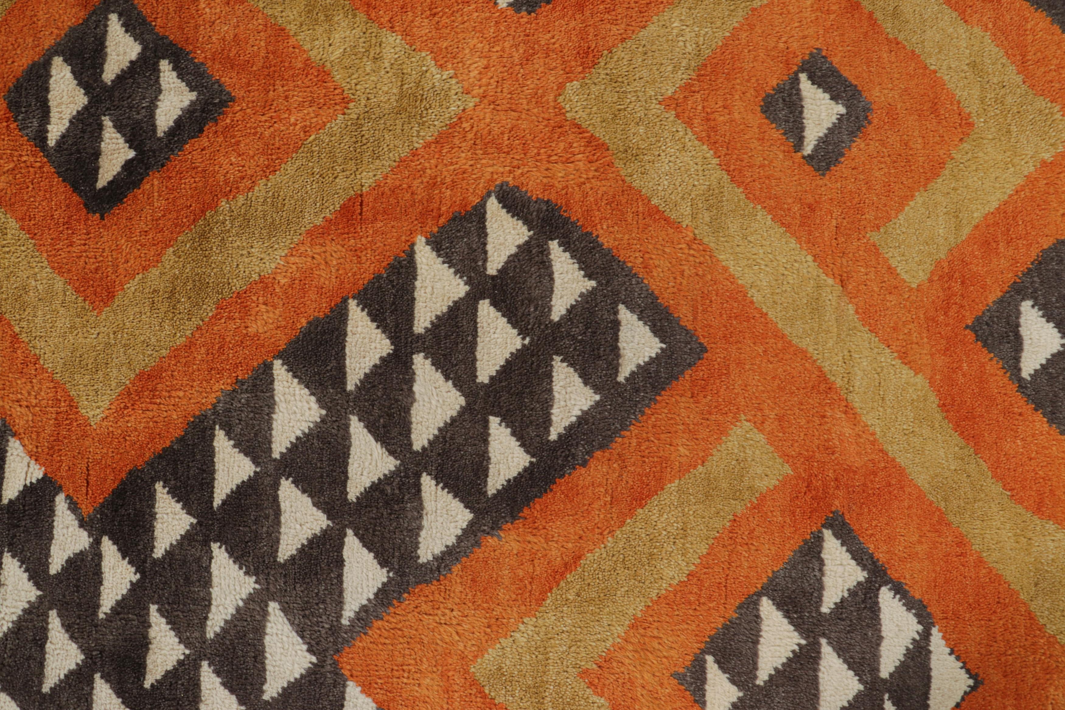 Alfombra Rug & Kilim Estilo Suroeste en Naranja y Marrón con Motivo Geométrico Tribal en venta
