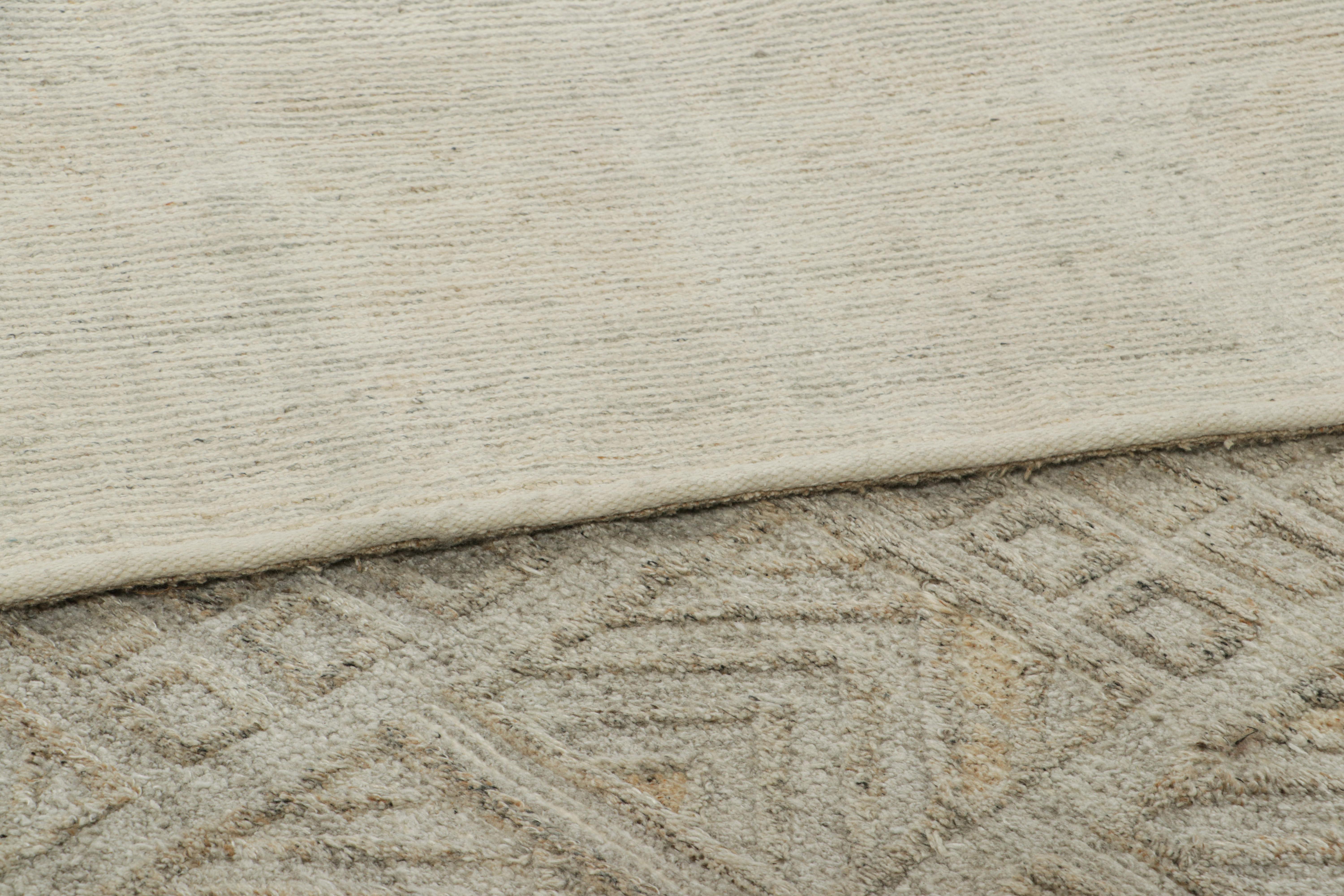 XXI secolo e contemporaneo Tappeto scandinavo per esterni Rug & Kilim con motivi geometrici grigi e beige in vendita