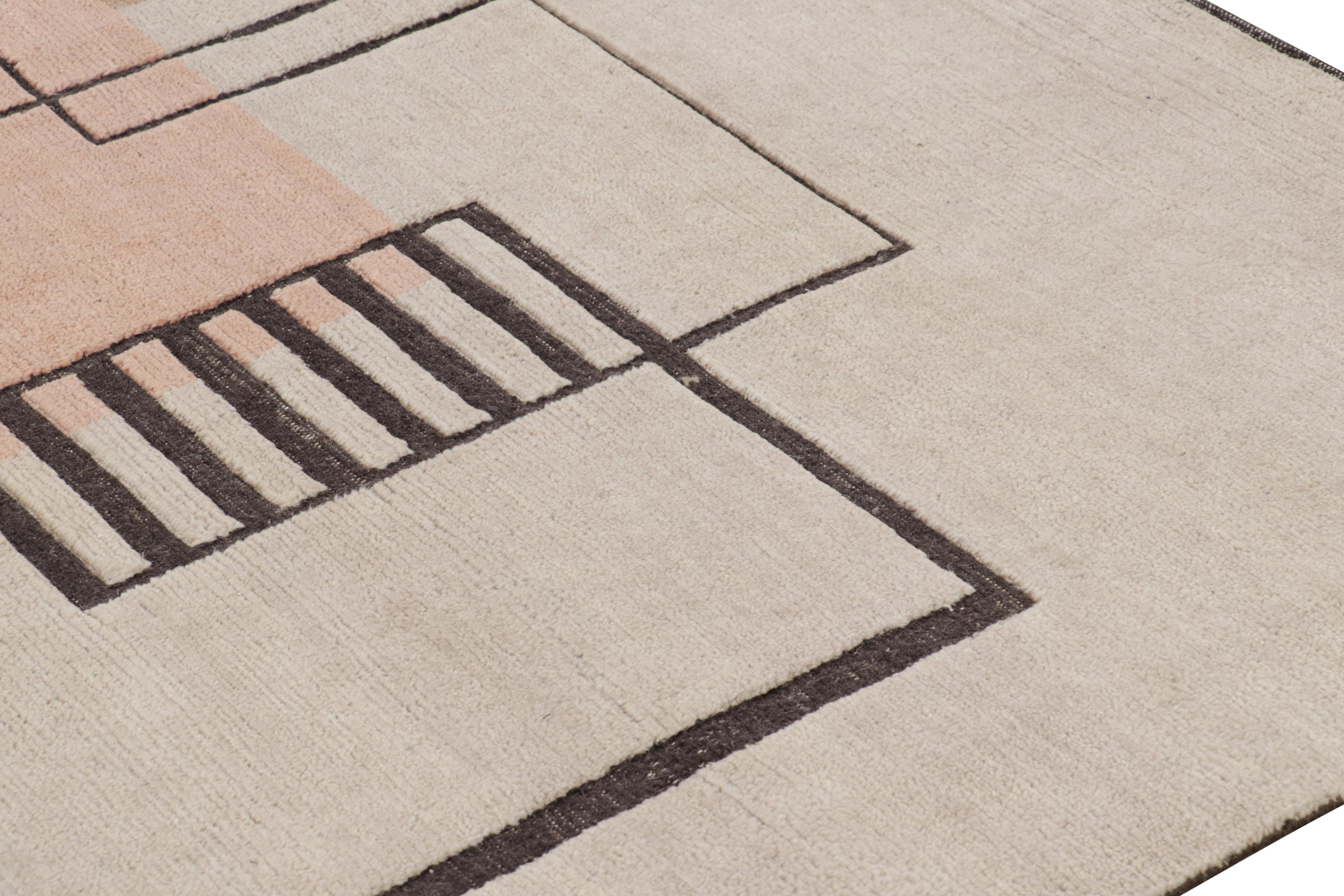 Moderno Rug & Kilim è un tappeto in stile scandinavo di colore beige con motivi geometrici alti e bassi. in vendita
