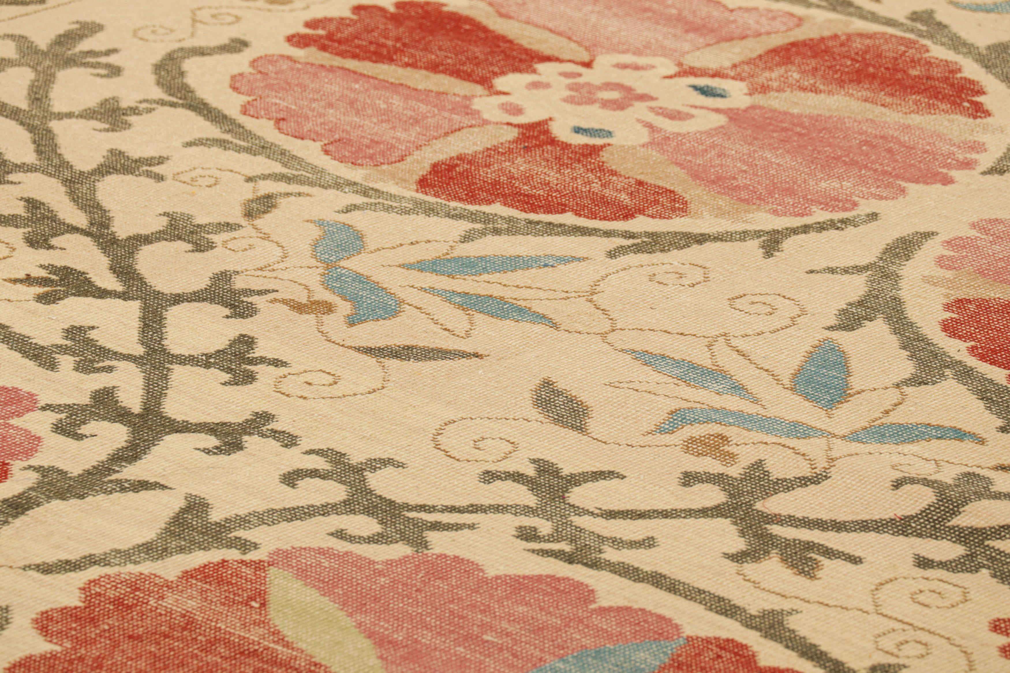 Dieser 6x10 große Teppich aus handgeknüpfter Wolle stellt eine aufregende neue Linie in den Modern Classics Collections von Rug & Kilim dar - eine zeitgemäße Neuinterpretation von Vintage- und antiken Stammesmustern, mit einer einzigartigen neuen