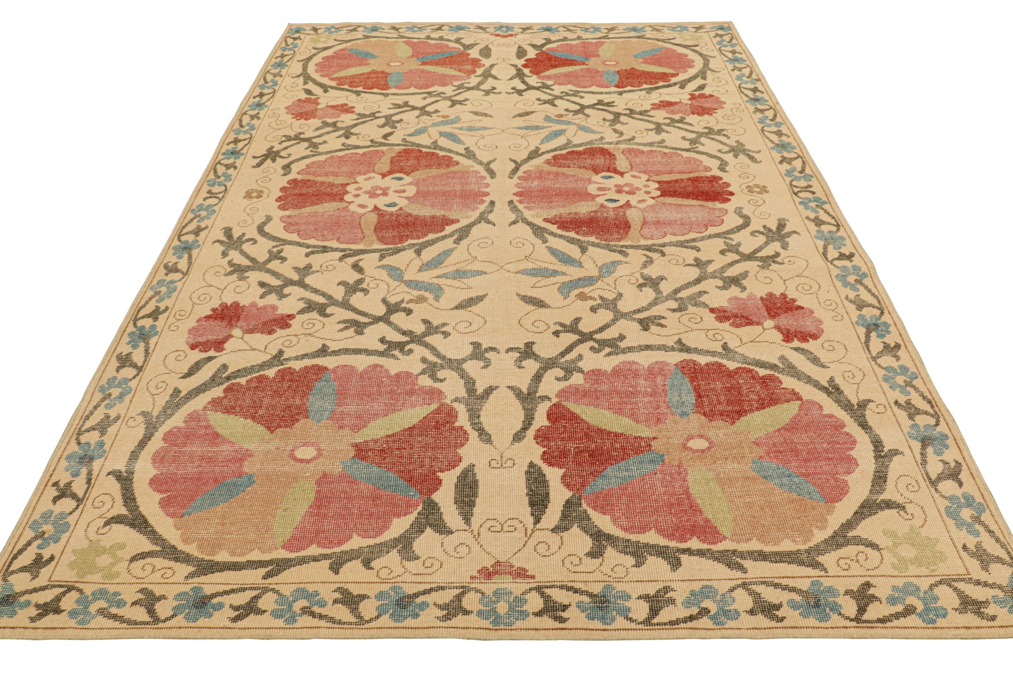 Rug & Kilim's Suzani Style Teppich in Beige mit floralen Medaillons im Zustand „Neu“ im Angebot in Long Island City, NY