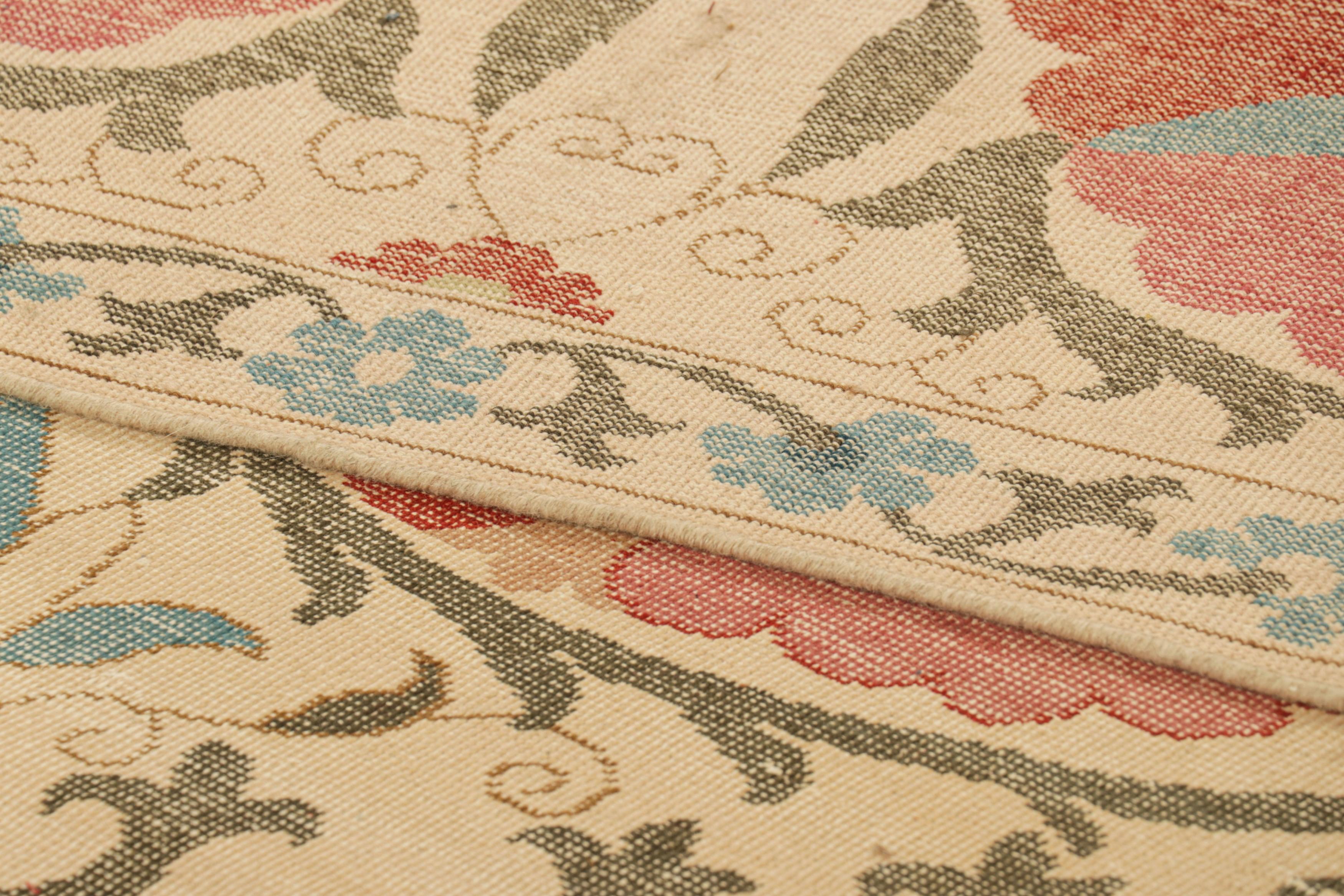Rug & Kilim's Suzani Style Teppich in Beige mit floralen Medaillons (Wolle) im Angebot