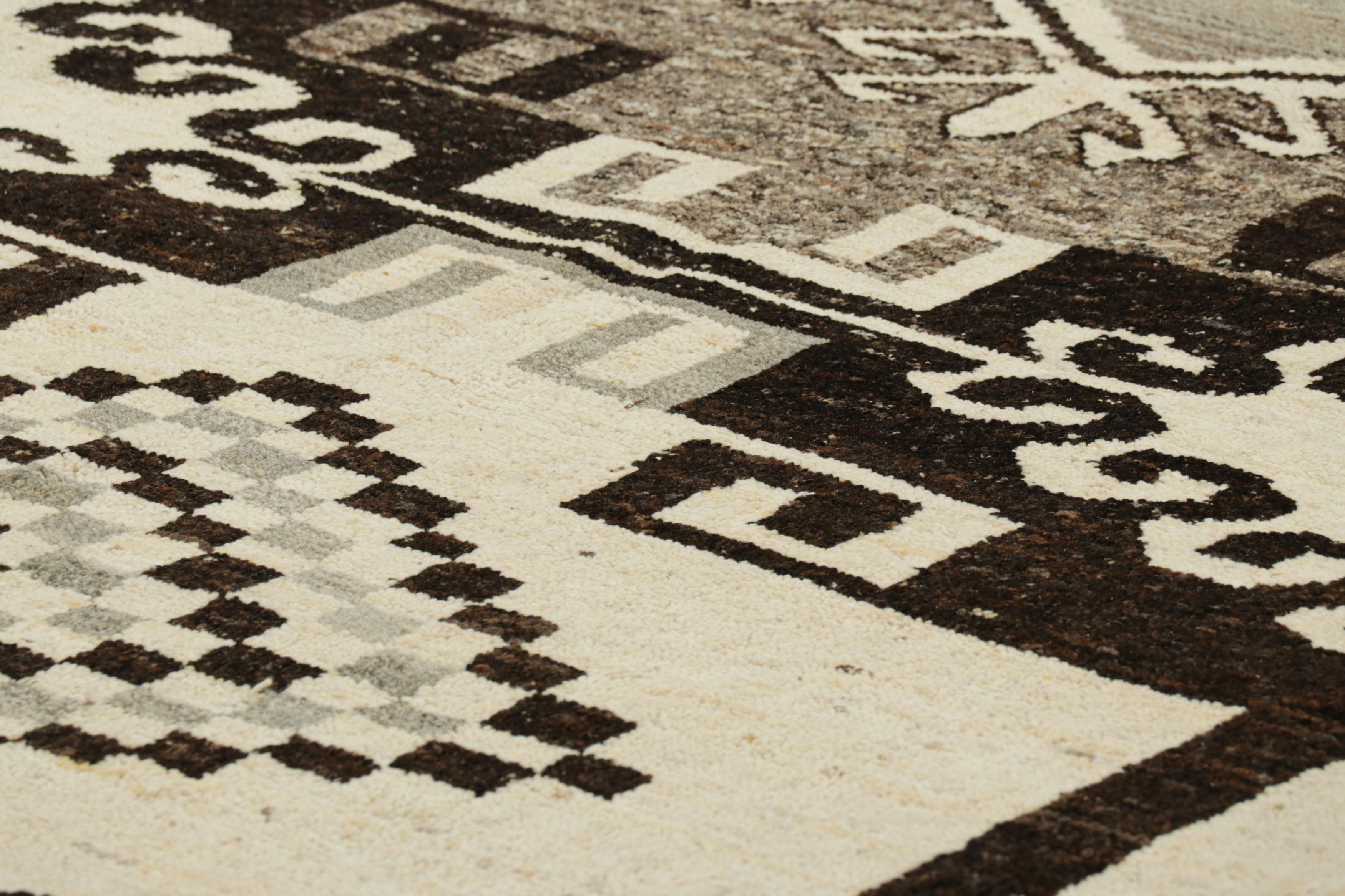 Fabriqué en laine tissée à la main, ce tapis plat et contemporain de 8x10 représente une nouvelle ligne passionnante de la Collection Modern Classics de Rug & Kilim - une nouvelle texture riche soulignant les motifs inspirés par les tapis tribaux et