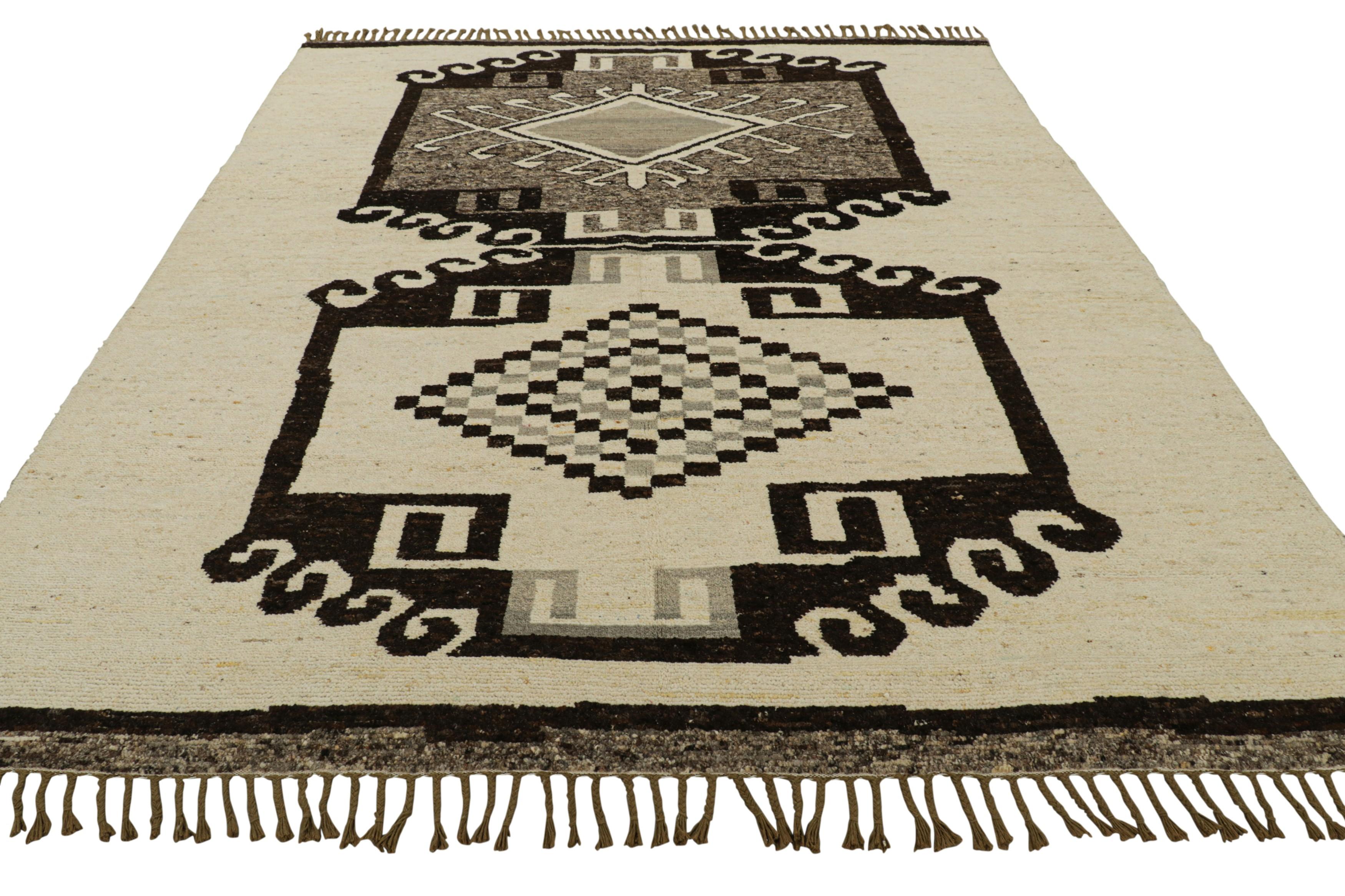 Rug & Kilim's Kilim de style tribal en crème et Brown avec médaillons Neuf - En vente à Long Island City, NY